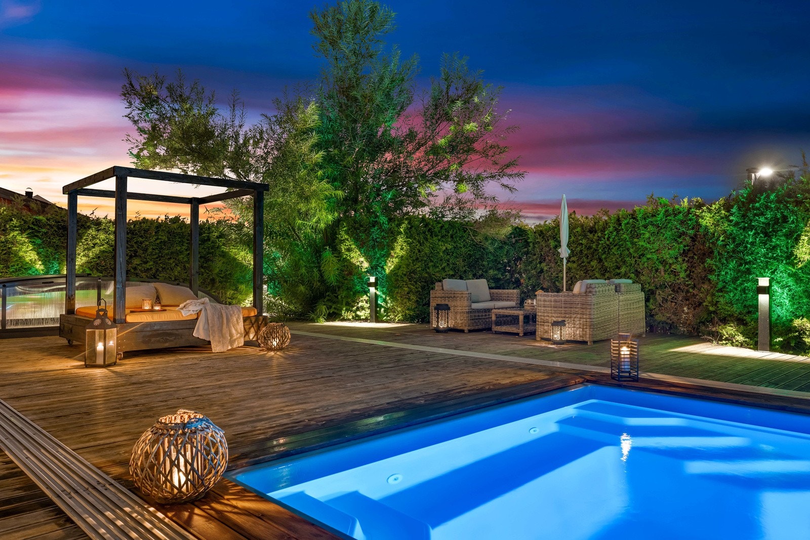 Bassenget varmes opp via eiendommens jordvarmeanlegg og kan skjermes via tak som går på skinner. Galleribilde