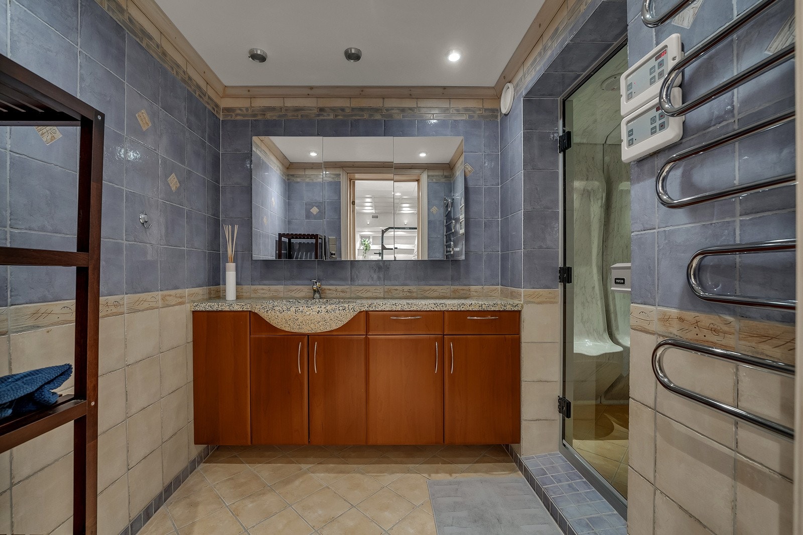 Det er også et eget bad i denne etasjen Galleribilde