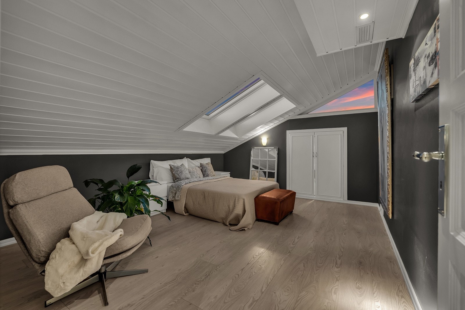 Hoveddelen har hele fire romslige soverom, tre i andre etasje Galleribilde