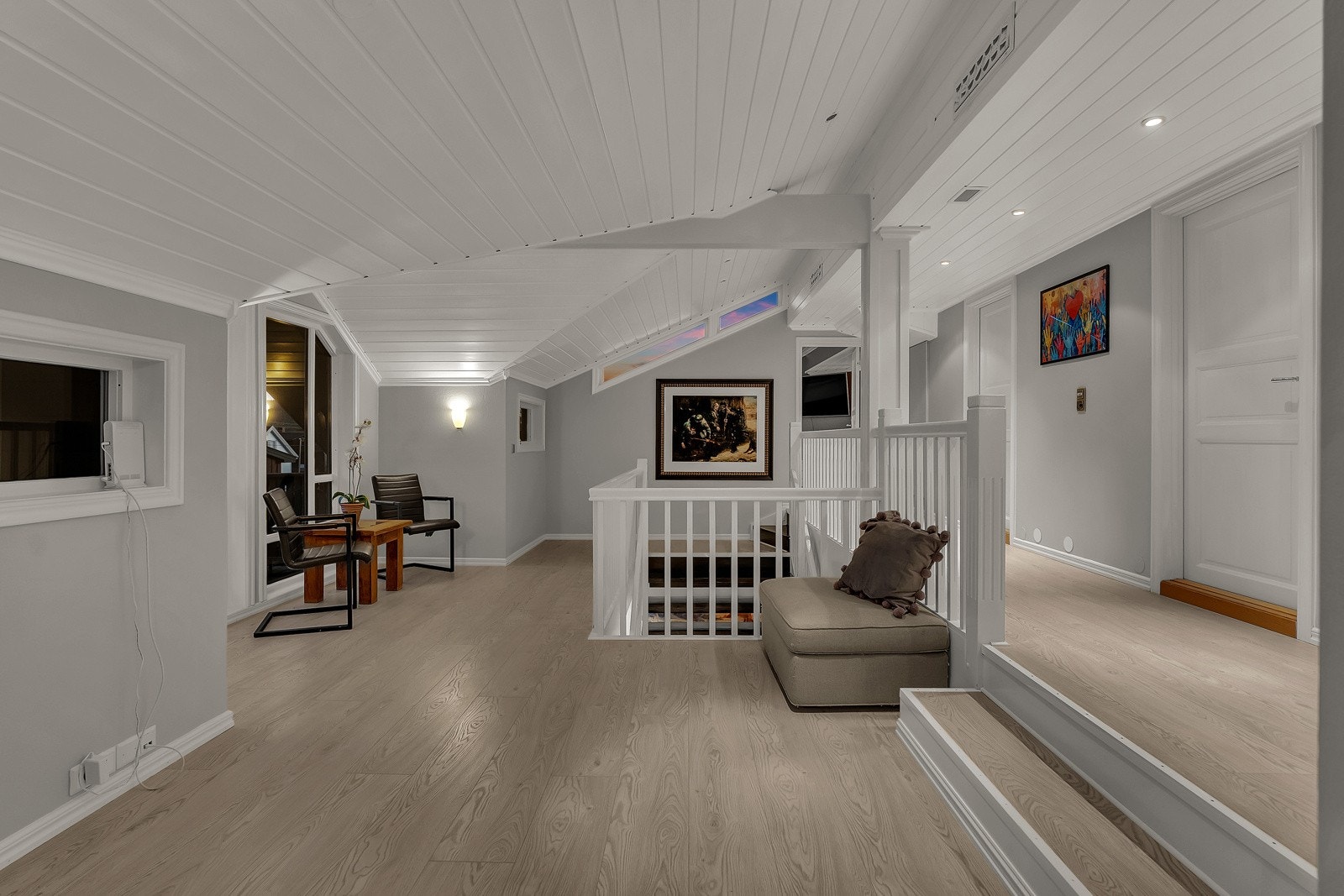 Loftstuen ligger som et sosialt samlingspunkt utenfor soverommene i andre etasje, ett trappetrinn lavere enn gangarealet i etasjen. Fra stuen er det utgang til en balkong på ca. 4,5 kvm, sydvendt med utsyn over gårdsplassen Galleribilde