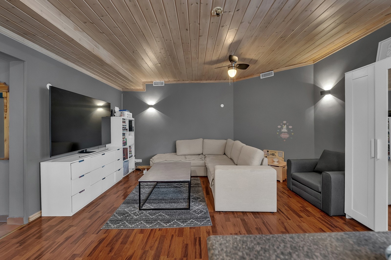 Kjøkkenet er plassert i en U-form med glatte, trehvite fronter, mørk laminatbenkeplate, samt integrert stekeovn, platetopp, ventilator og opplegg for oppvaskmaskin. Galleribilde