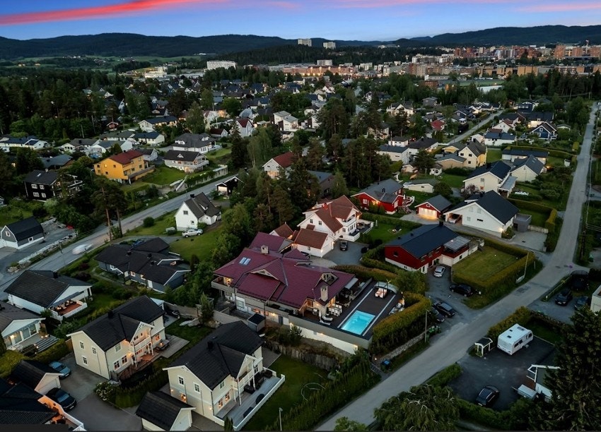 I området ved Lørenskog stasjon finner vi en unik helårsarena for snøopplevelser - SNØ. Parken åpnet i 2020 og har et areal på totalt 50 000 kvm, fire alpine nedfarter, stolheis og blåpark med bigjump, samt langrennsspor på rundt 2 km Galleribilde