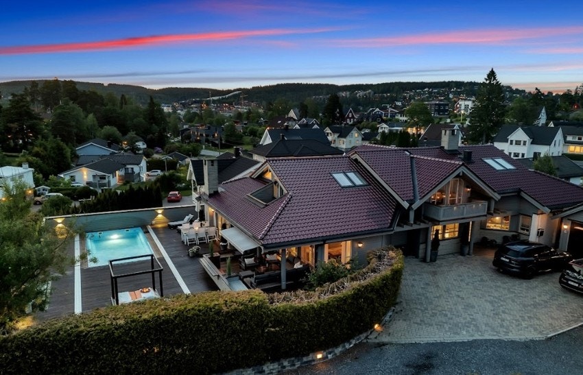 Fra eiendommen er det gangavstand til barneskole, ungdomsskole, togstasjon, idrettsanlegg og matbutikk. Galleribilde