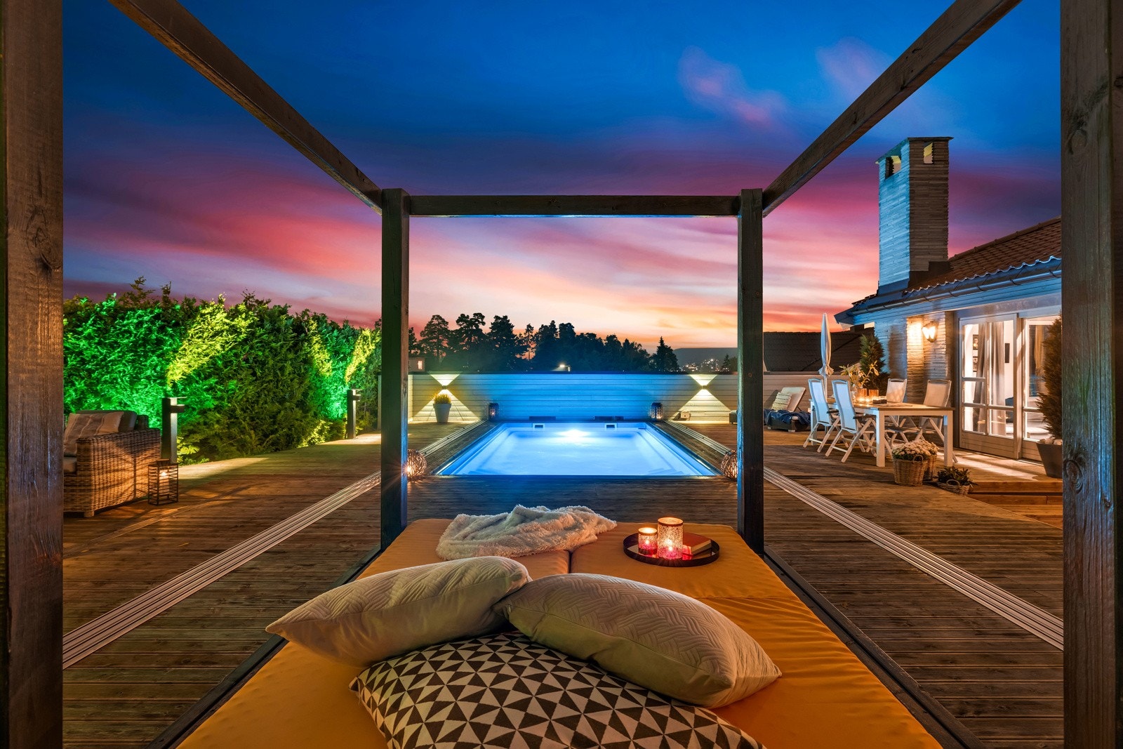 Fantastisk terrasse på ca. 204 kvm, med et stort, nedfelt svømmebasseng Galleribilde