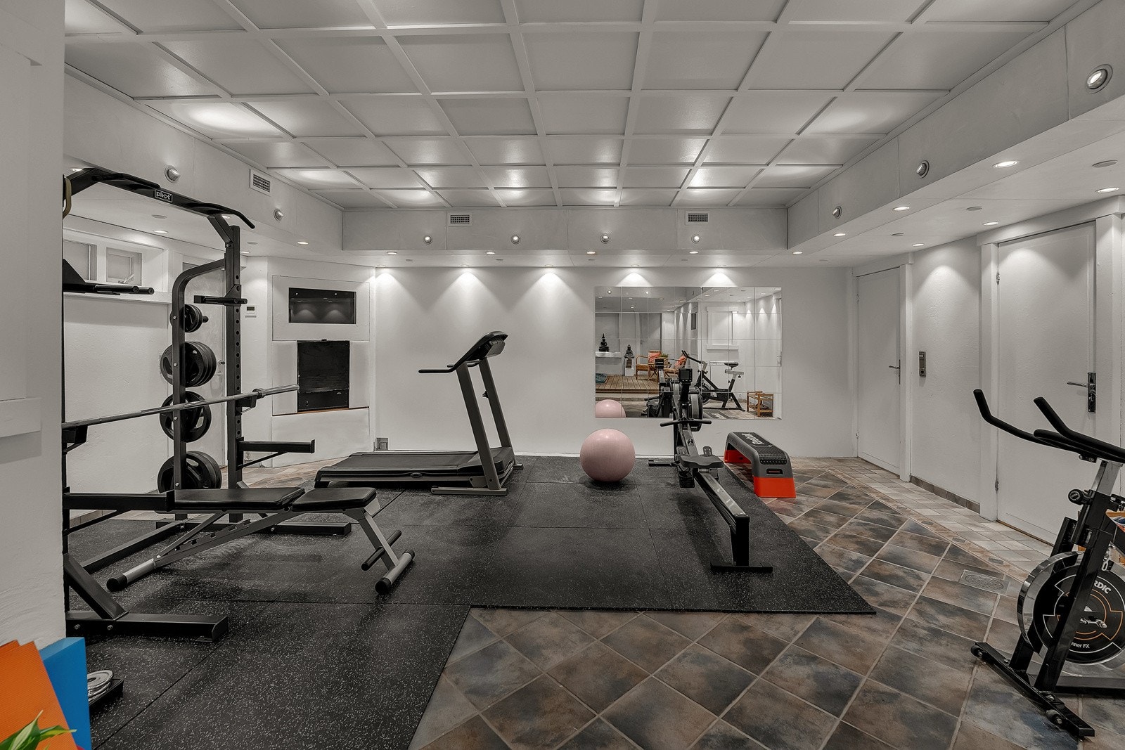 Avdelingen består av et stort trimrom, et sparom med nedfelt jacuzzi i terrassegulv Galleribilde