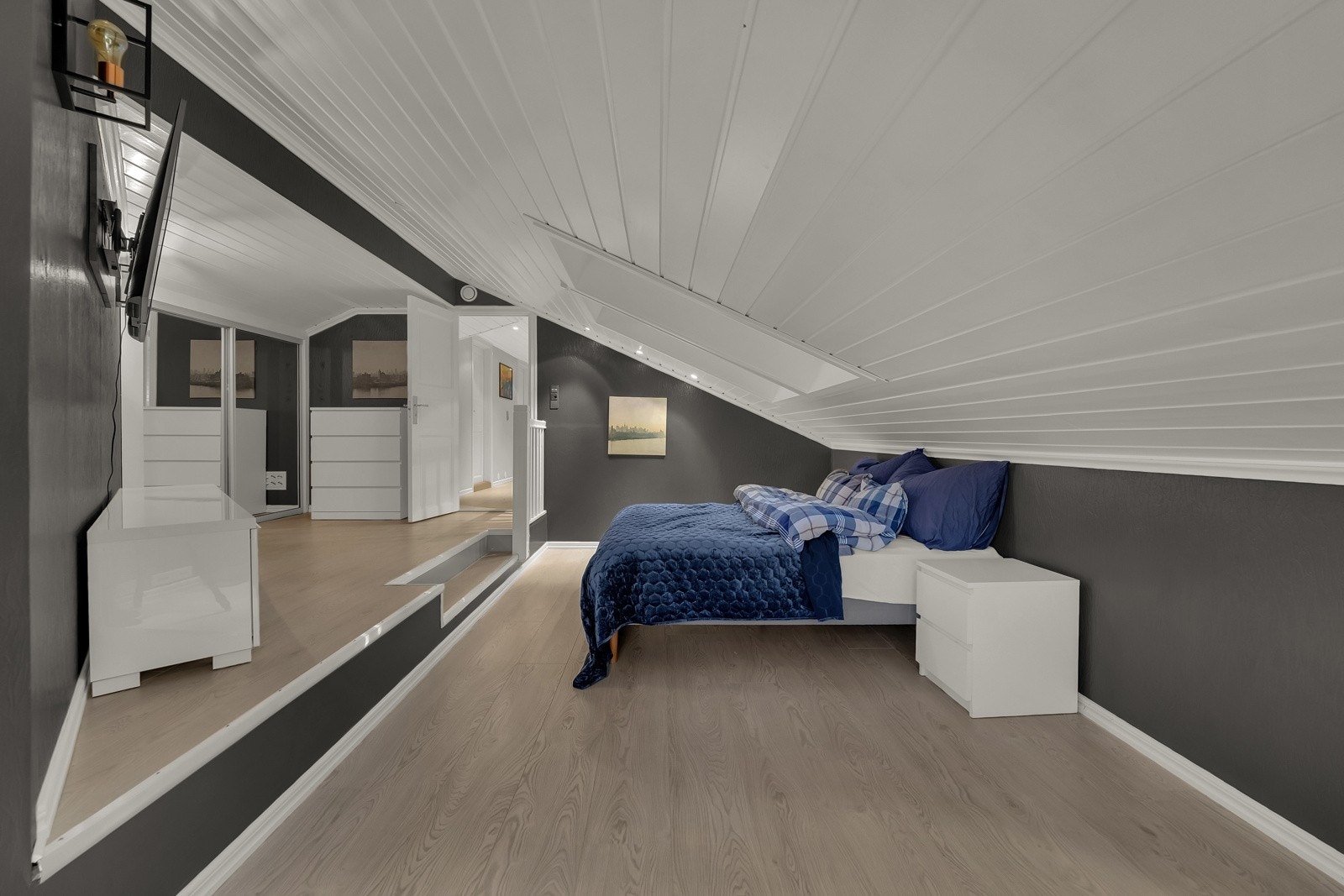 Ett av de tre soverommene i andre etasje har utgang til en vestvendt balkong, vendt mot terrassen Galleribilde