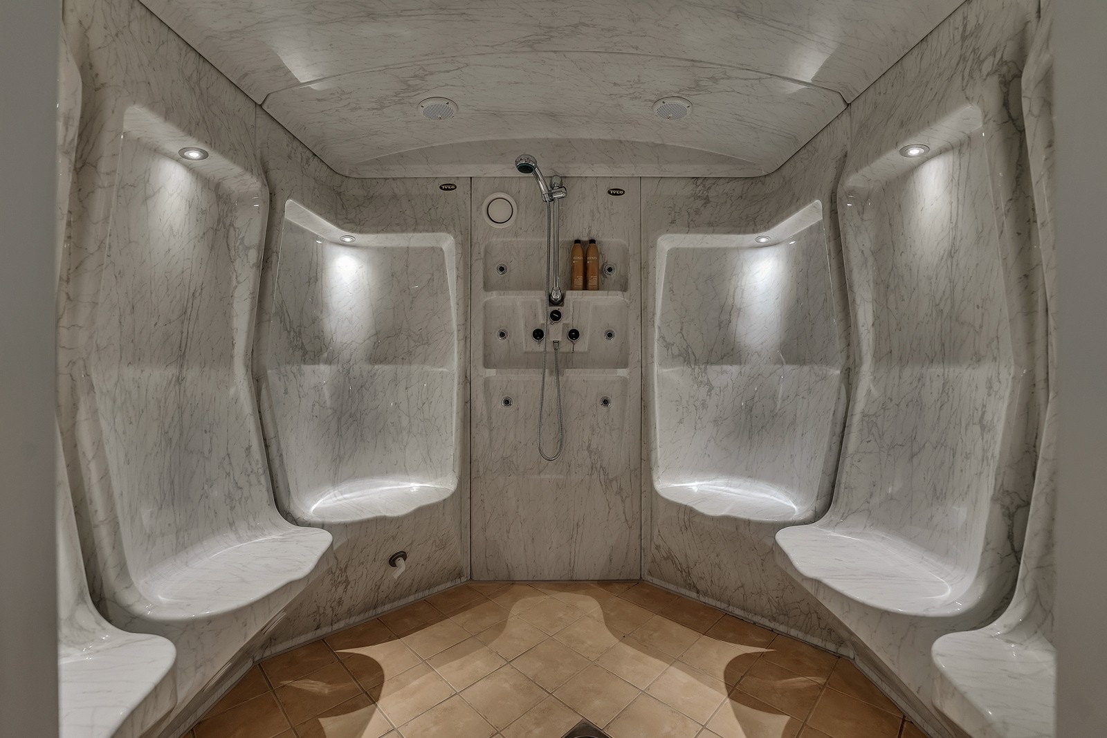 Stor steamdusj med seks plassbygde seter Galleribilde