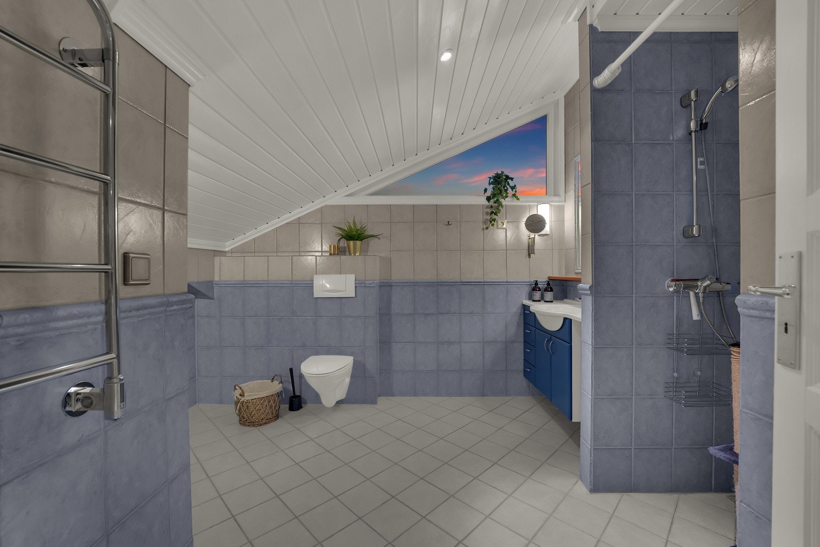 I andre etasje er det to bad, begge med adkomst fra loftstuen. Rommene er relativt likt utformet med hvitmalt skråtak i panel, downlights, vindu mot mønet, samt fliser på gulv og vegger Galleribilde