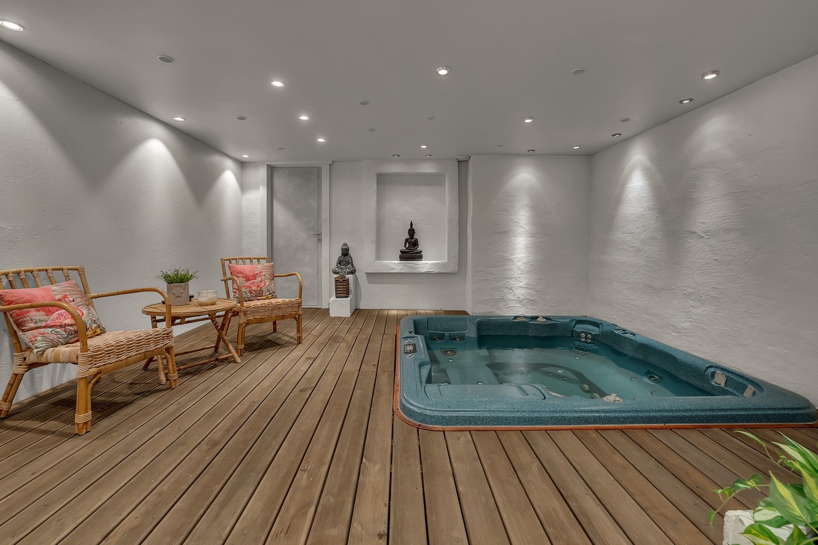 Spaavdelingen i kjelleren har adkomst via trappehallen og via egen inngang fra hagen på nordsiden. Galleribilde