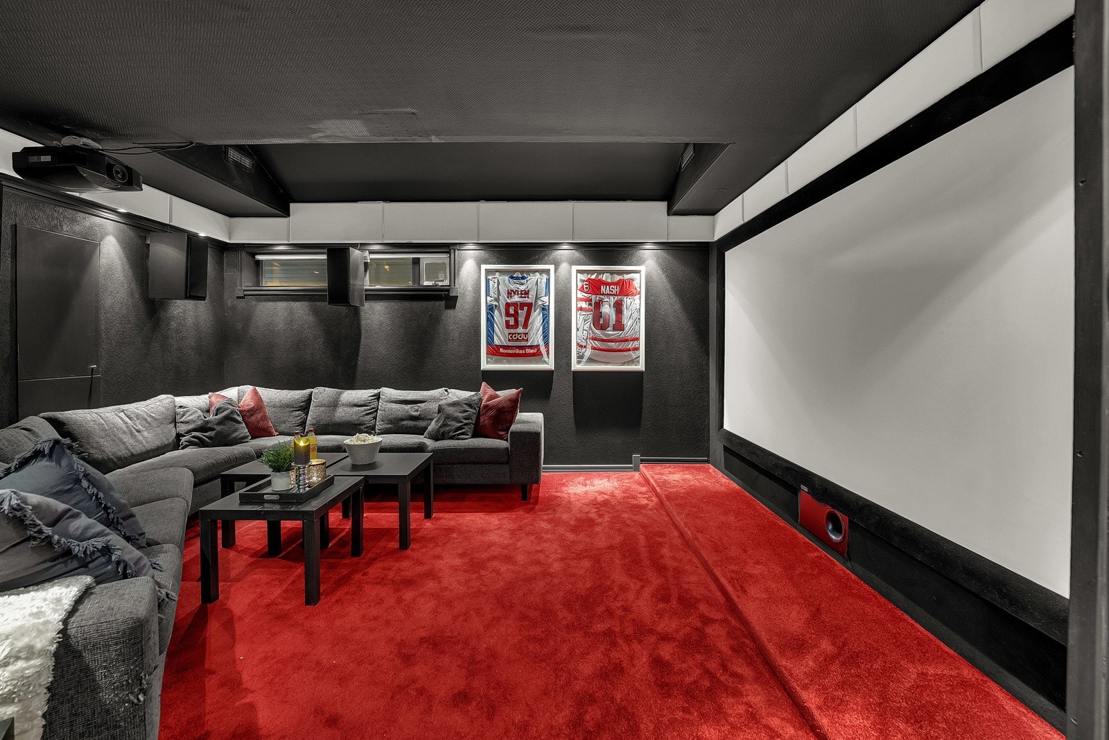 Kinorommet er lydisolert, oppgradert/ justert av profesjonelle og holder meget høy standard. Galleribilde