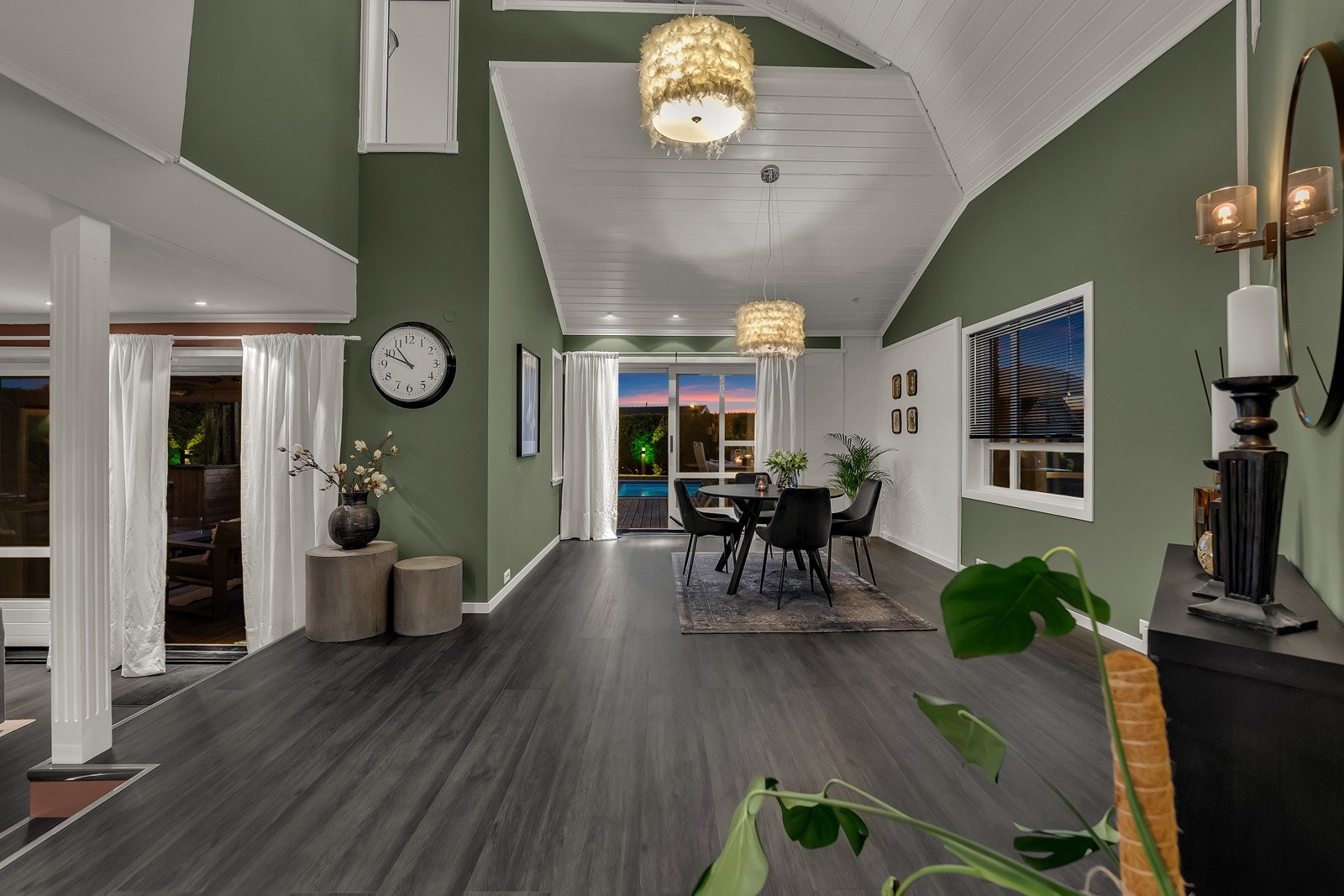 Det øverste nivået har fantastisk takhøyde som strekker seg helt til mønet i etasjen over, og den andre sonen har et mindre felt med ekstra takhøyde. Galleribilde