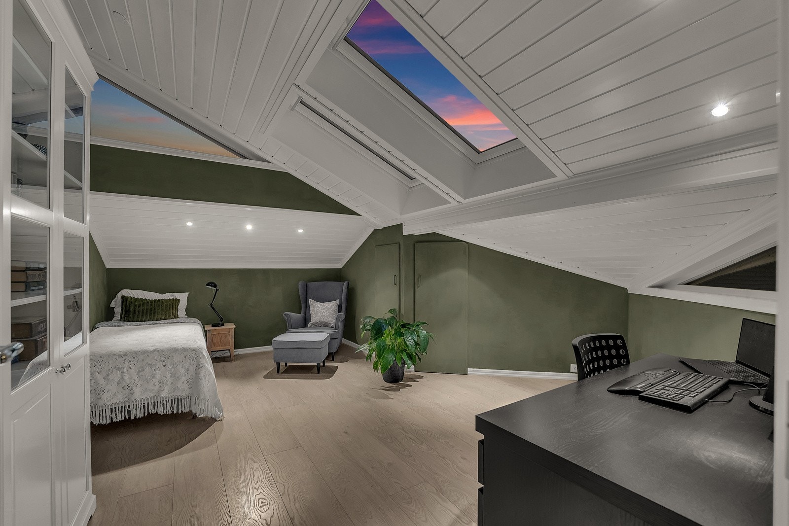 Alle de tre rommene har downlights og overlys fra nyere takvinduer, og to av rommene har også vinduer oppe ved mønet. Det er kott eller boder på alle rommene, det ene med speilfronter og de andre med skapdører. Galleribilde