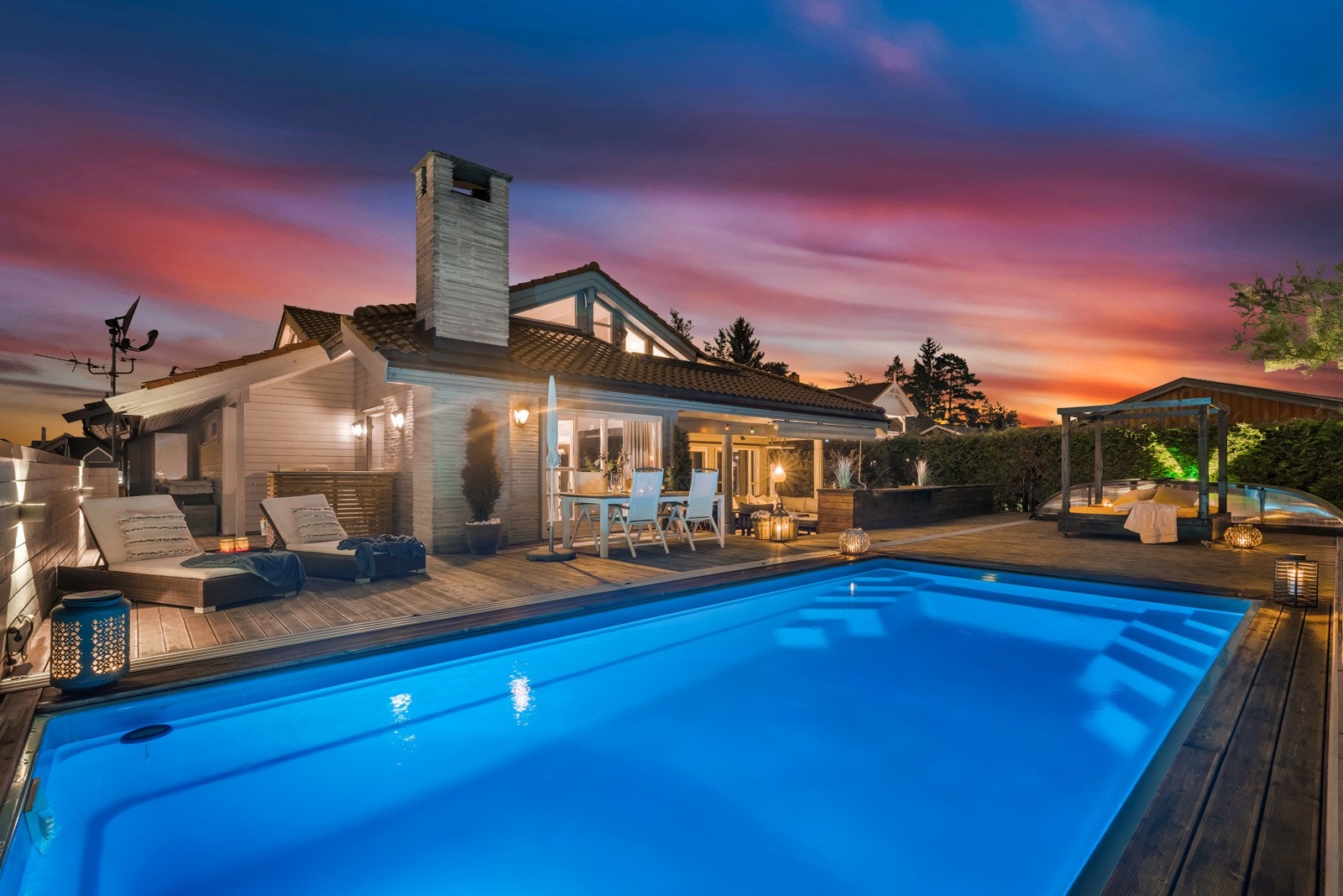 Utearealet rammes ellers inn av en tettvokst hekk og har to uteplasser utenfor første etasje Galleribilde