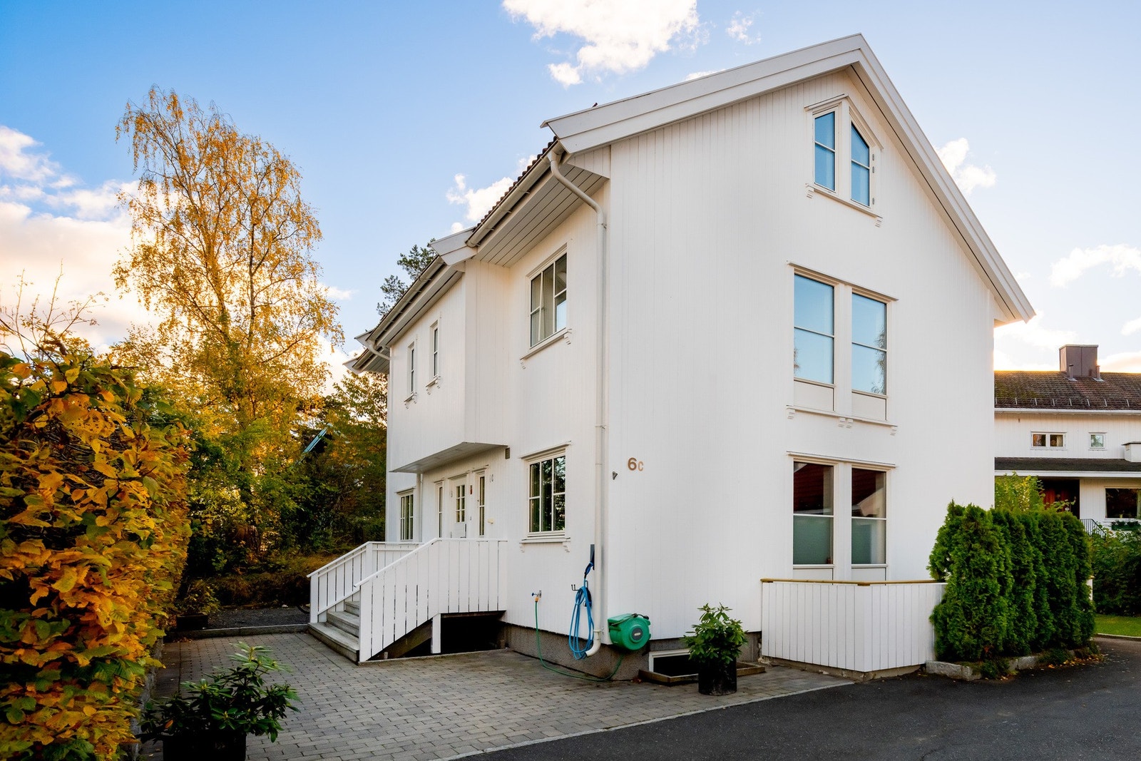 Velkommen til Hemmestveitbakken 6C, presentert av Tinholt Eiendomsmegling. Galleribilde