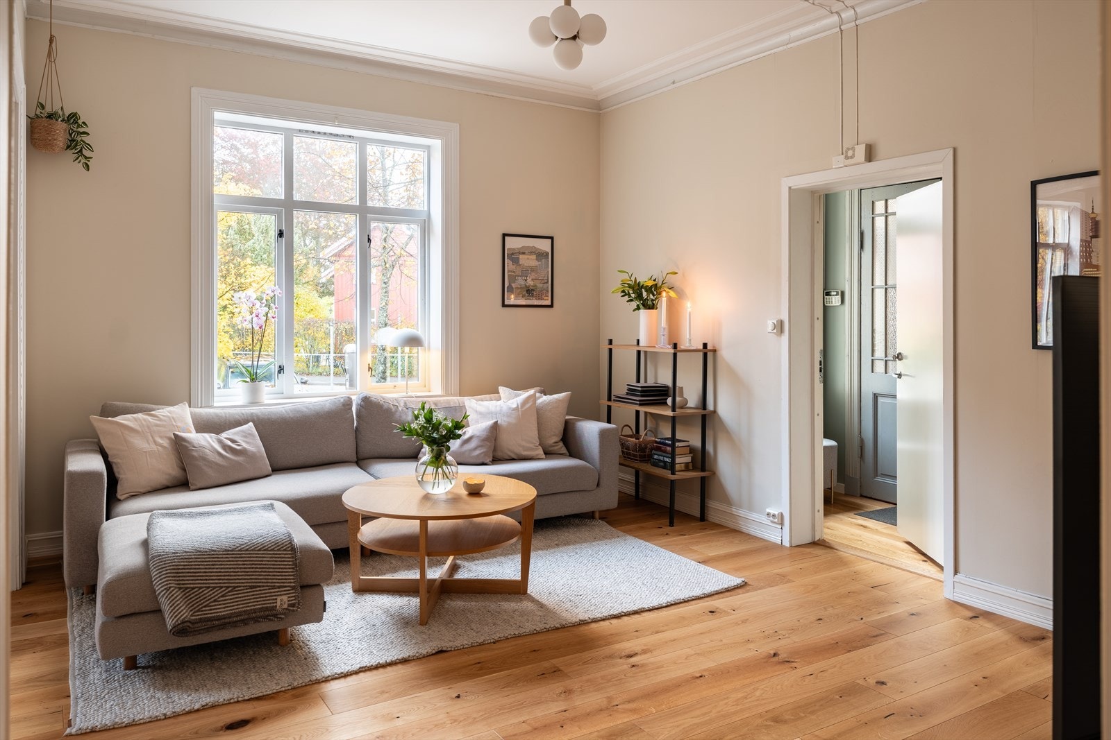 Leiligheten ligger i en høy første etasje og inneholder: entré/gang med bod like ved, stue, kjøkken, bad, to soverom og garderobe/bod. Galleribilde