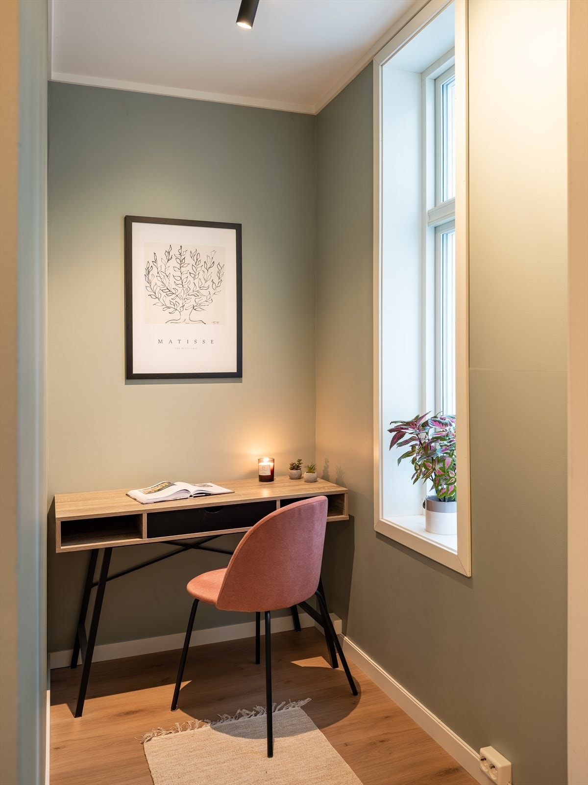 Soverom nr. to har et praktisk rom vegg-i-vegg, som enten kan brukes som walk-in closet eller som i dag som kontor. Galleribilde