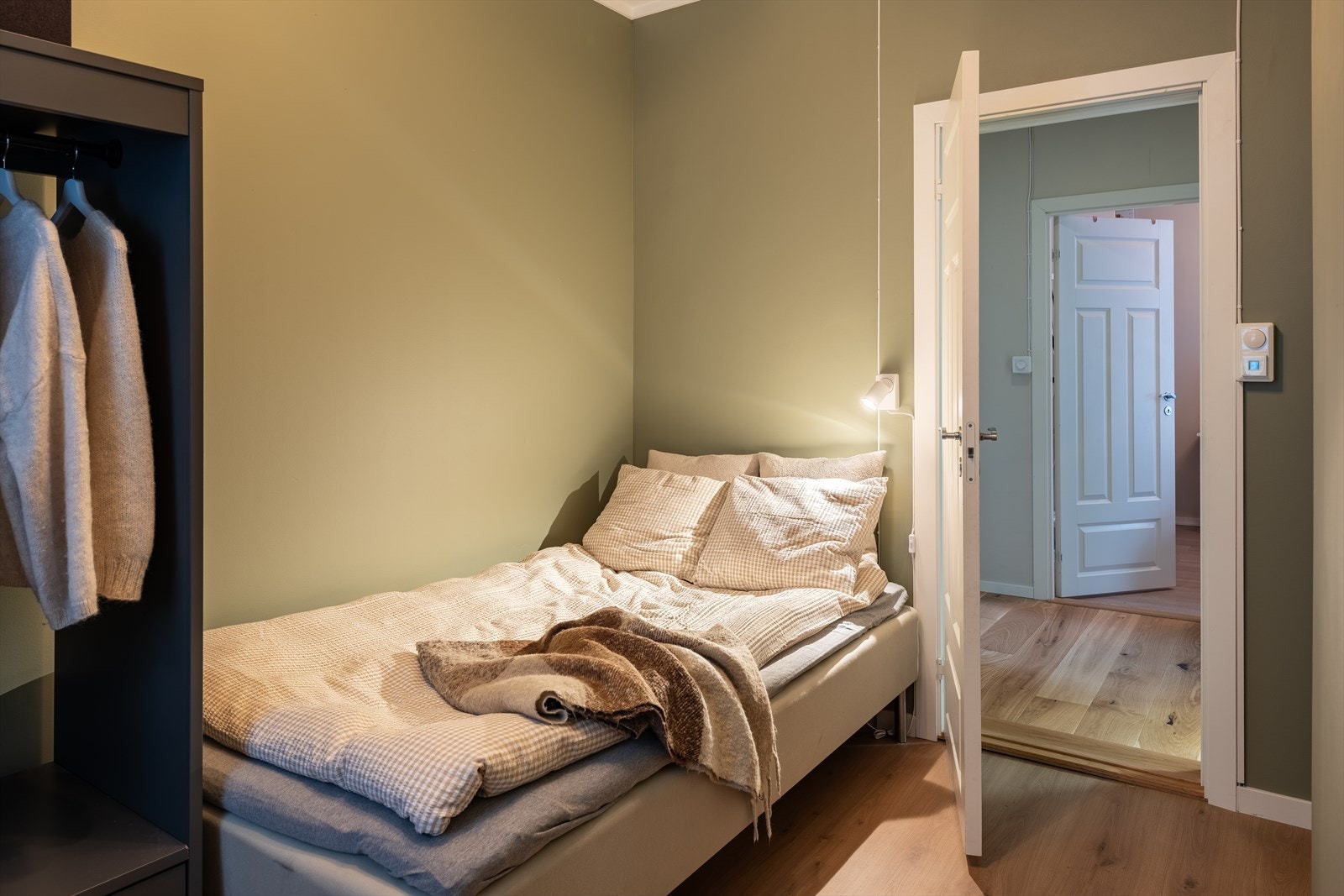 Soverom nr. to har også nymalte flater og nytt gulv med varmefolie under. Galleribilde