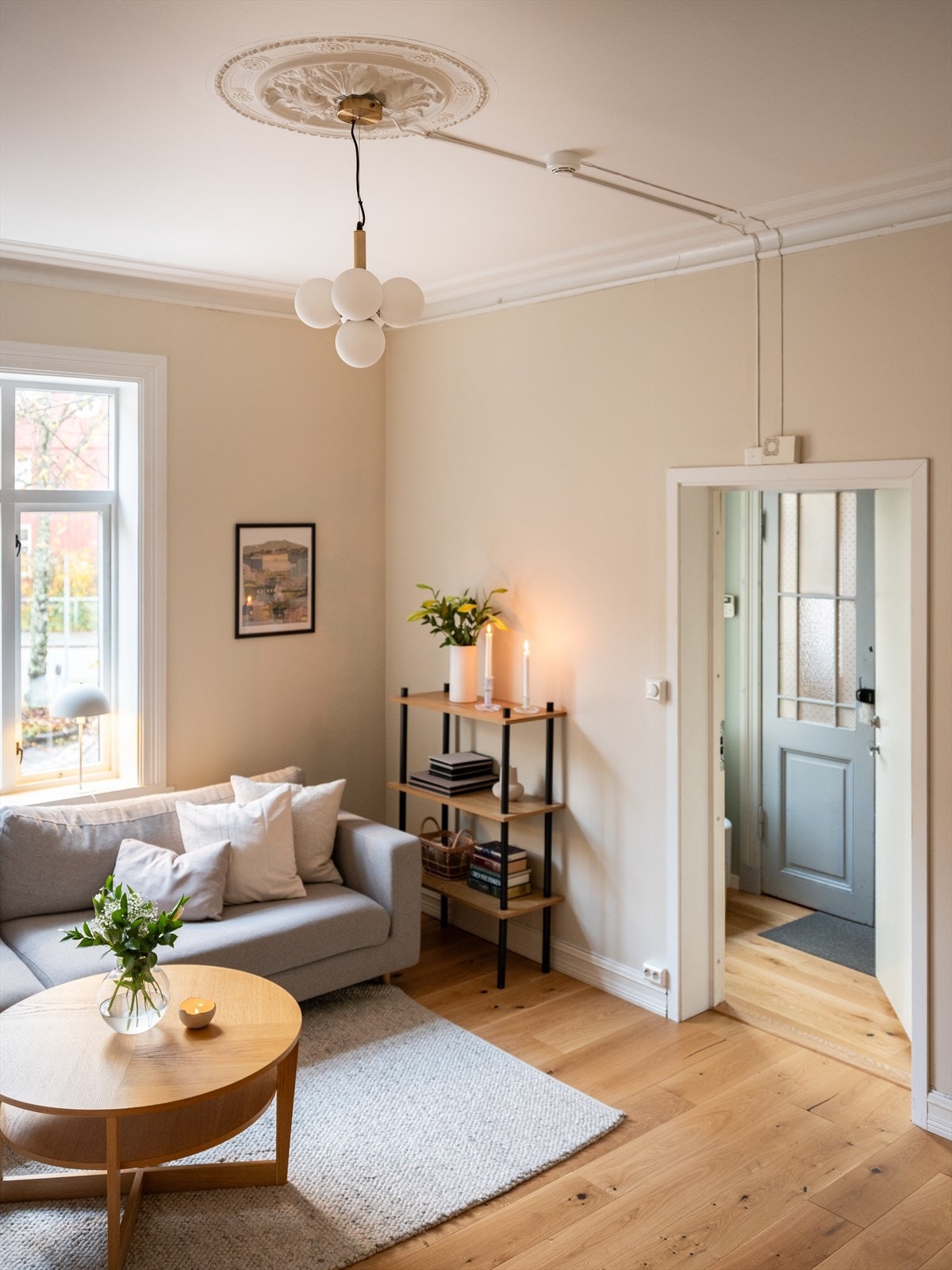 Generøs takhøyde på 3 meter og store vindusflater som gir rikelig med luft og lys. Galleribilde