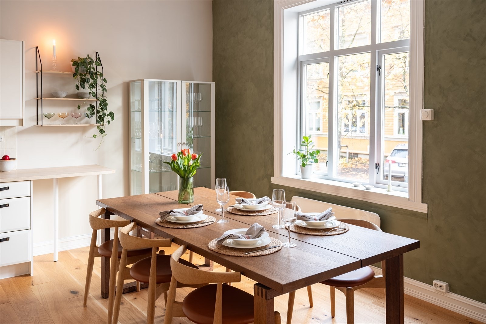 Godt med plass til stort spisebord - perfekt for å invitere venner og familie til hyggelige stunder. Galleribilde