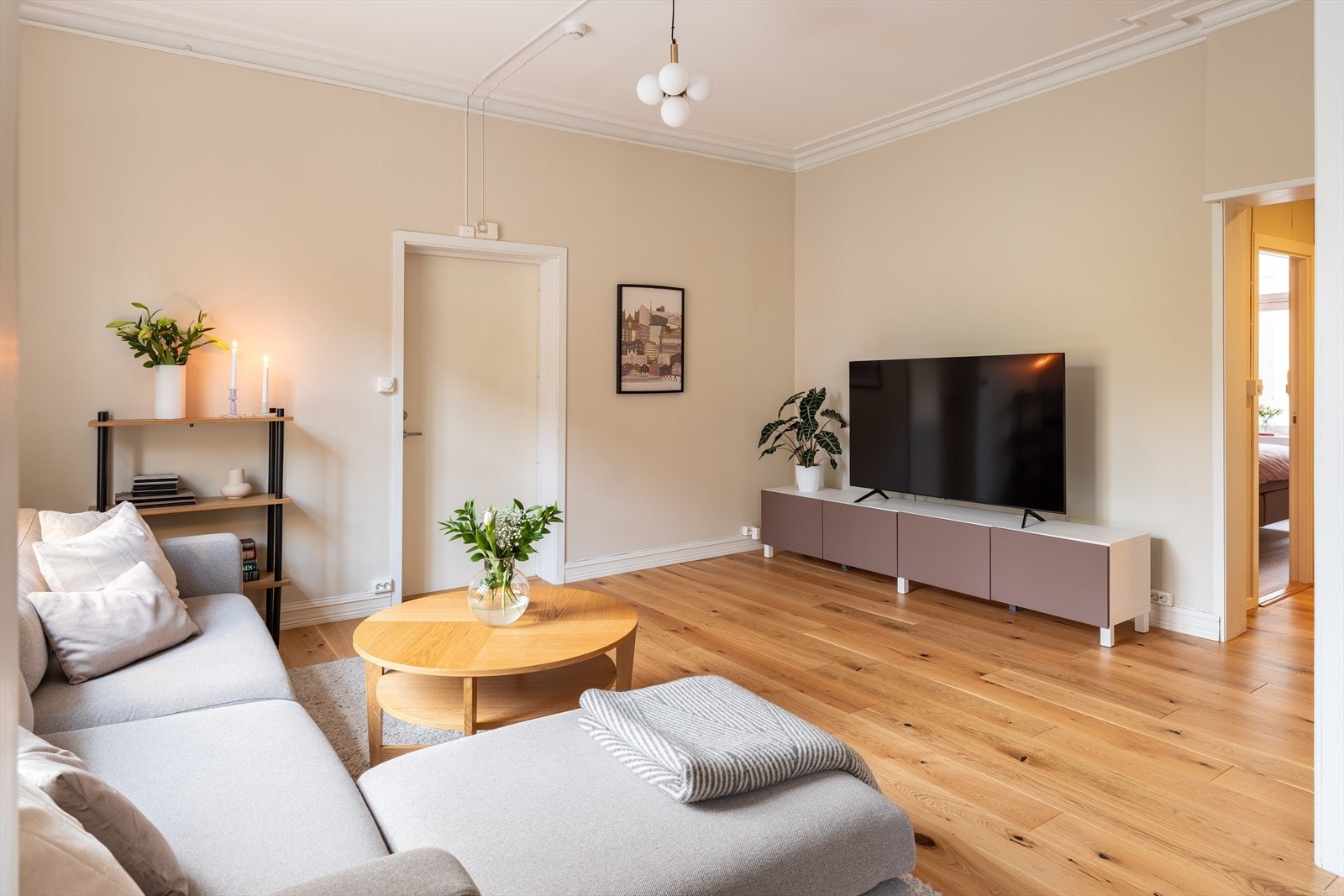 Leilighetens andel fellesgjeld er innfridd. Det gir felleskostnader på kr. 4 298,-. Disse inkluderer kommunale avgifter, eiendomsskatt, bygningsforsikring og diverse drift/vedlikehold av borettslaget. Galleribilde
