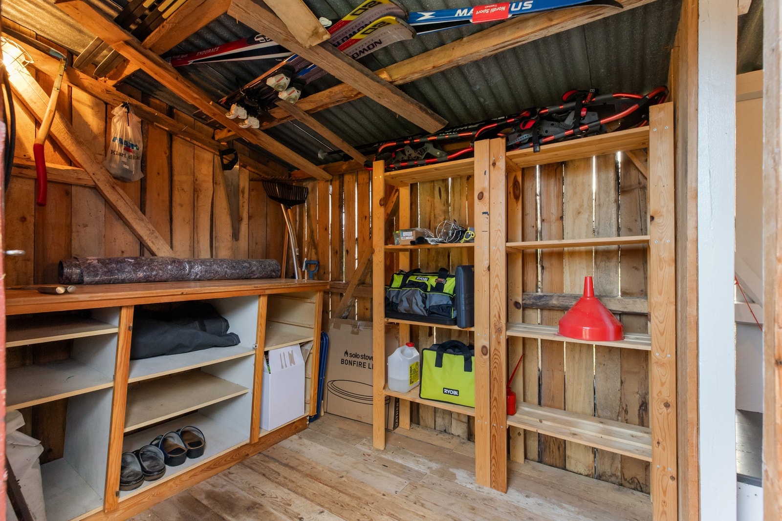 Det største uthuset er bygd i 1968. Her finner man bod praktisk for oppbevaring av ski og utstyr Galleribilde