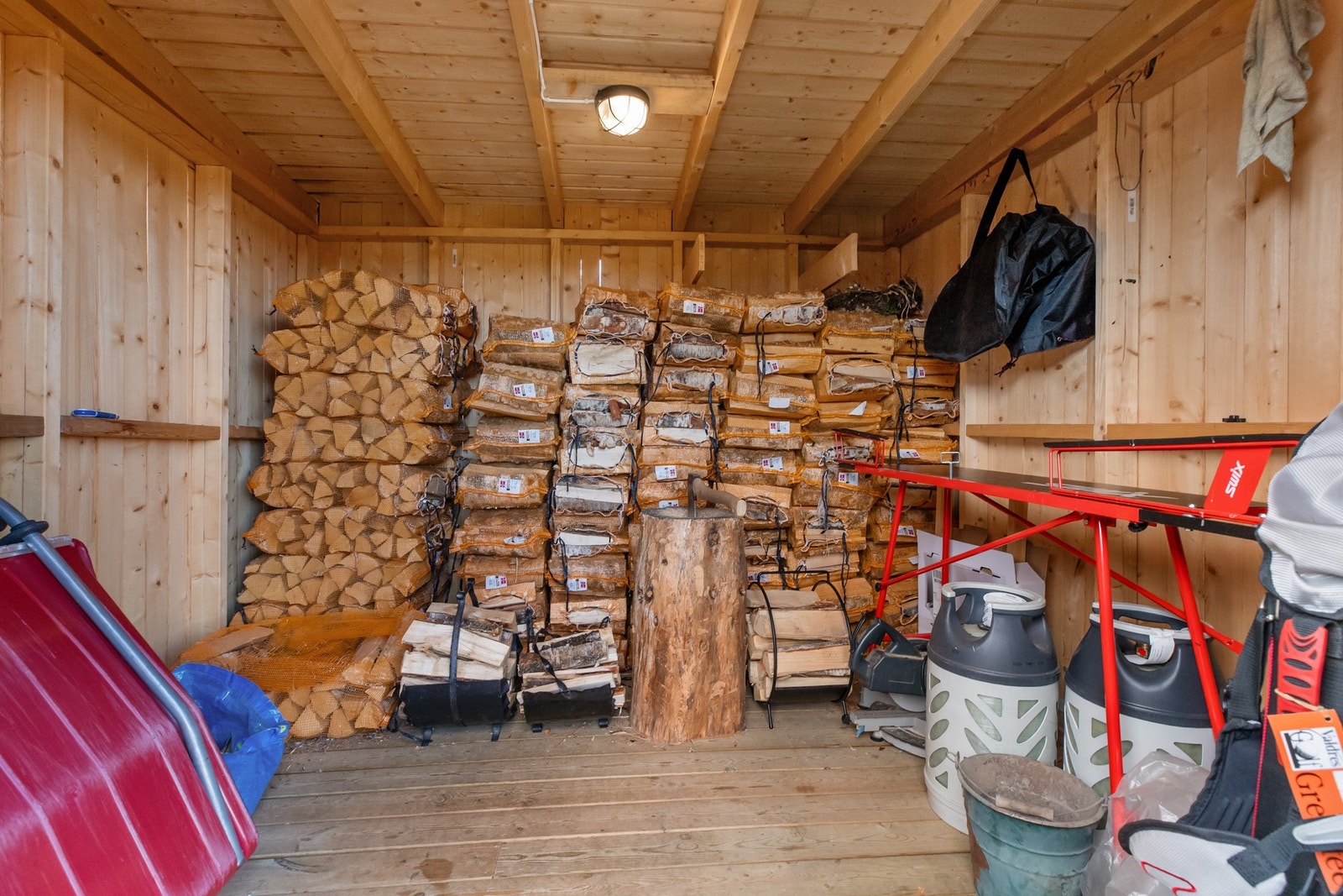 Eiendommen byr også på to uthus. Dette uthuset bygd i 2017, er perfekt for oppbevaring av ved og utstyr Galleribilde