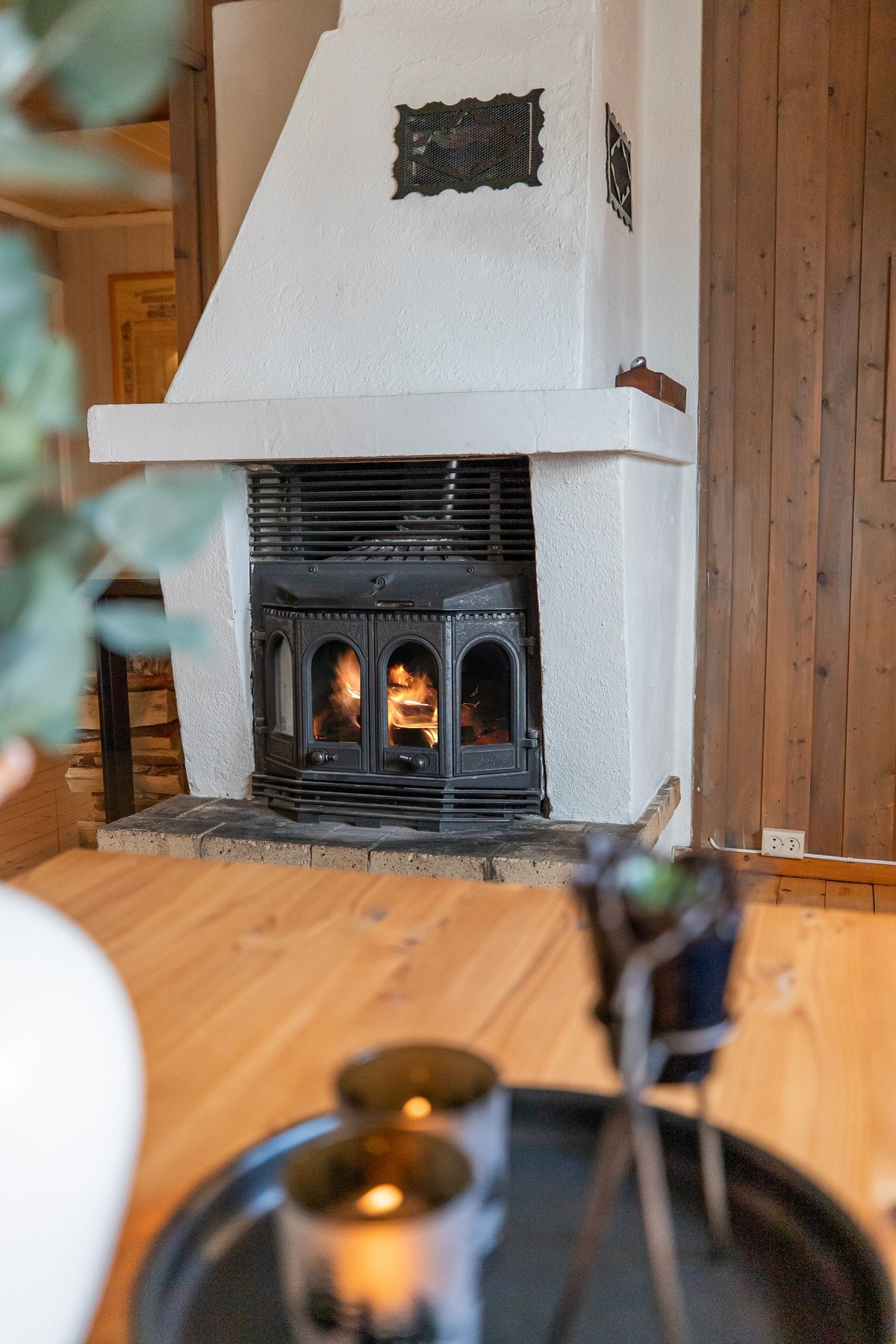 Plassmurt peis med ettermontert innsats i stue gir lun og god varme Galleribilde