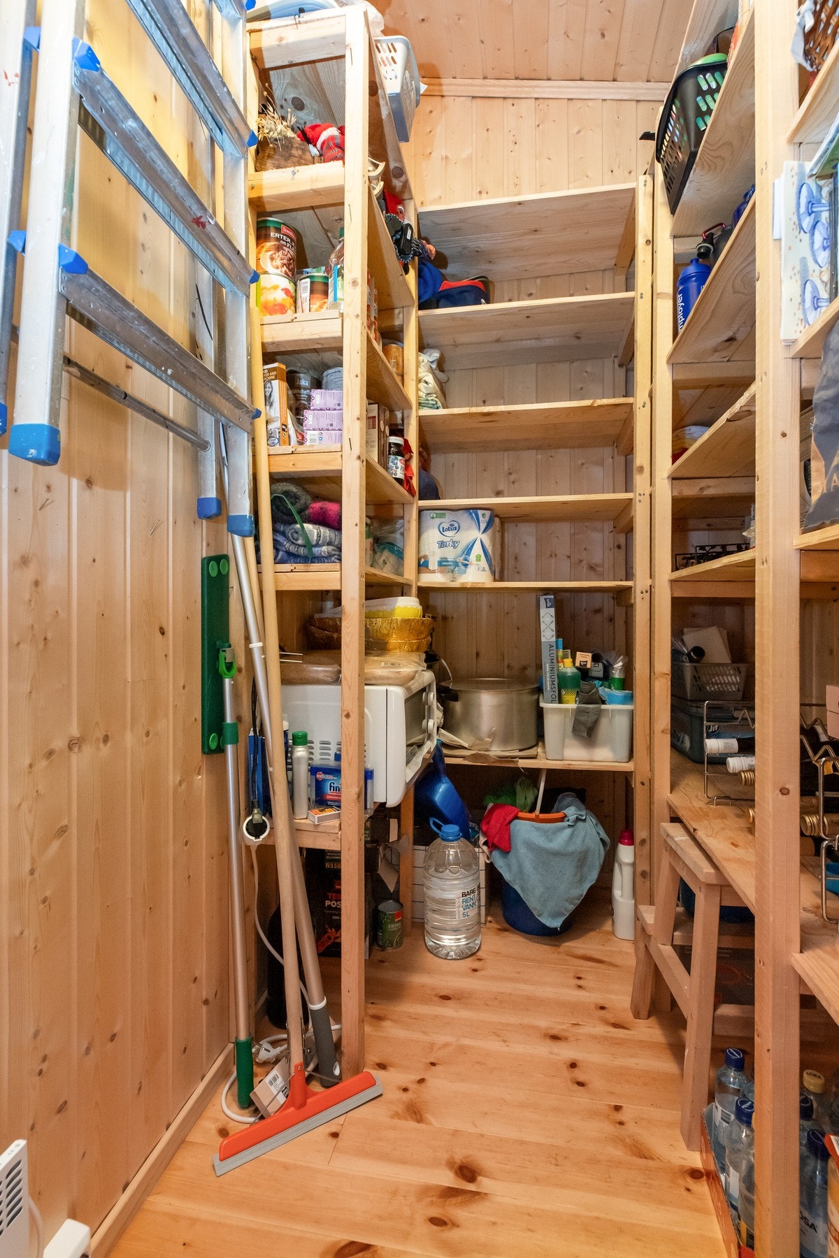 Praktisk bod ved siden av kjøkken som fungerer godt som matbod og med plass for øvrig oppbevaring. Galleribilde