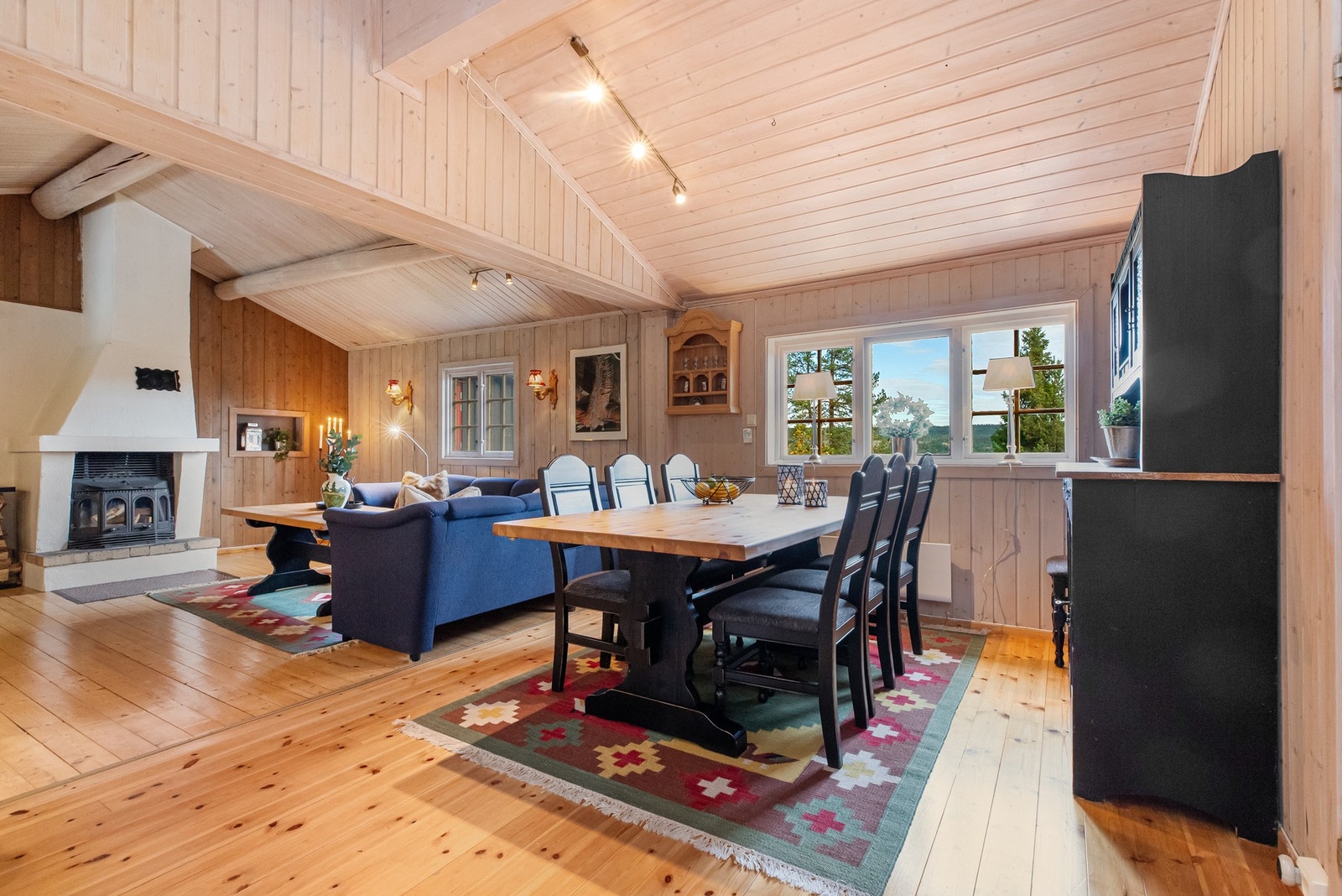 I stueområdet finnes også ovner som er mulige å styre via nettet, så her kan man komme til oppvarmet hytte Galleribilde