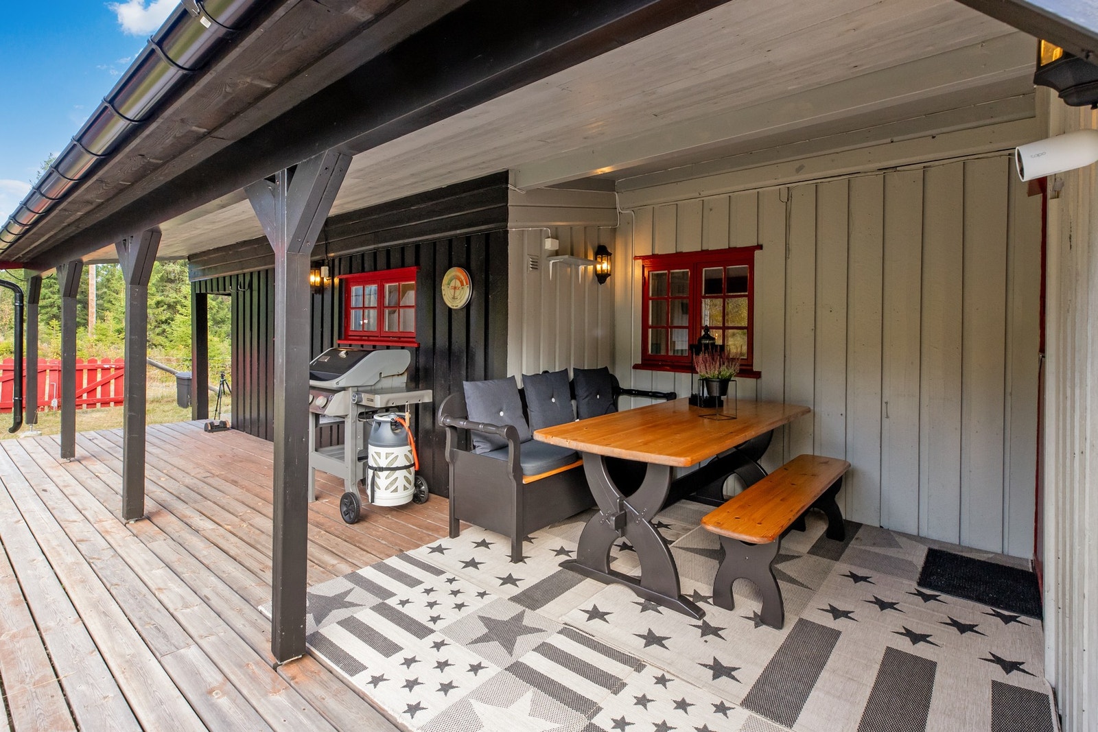 Romslig terrasse på 38 kvm med god plass til utemøblering gir gode utesoner hvor man nyte den friske fjelluften Galleribilde