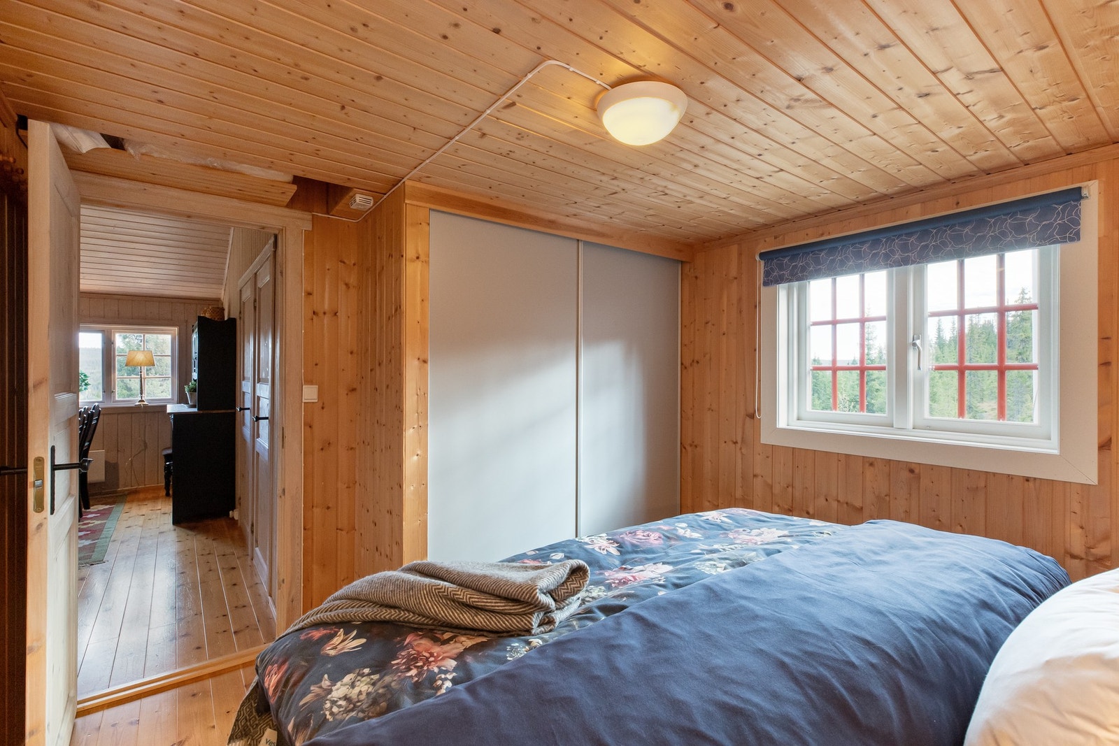 Hyttas hovedsoverom har romslig plassbygd garderobeskap Galleribilde