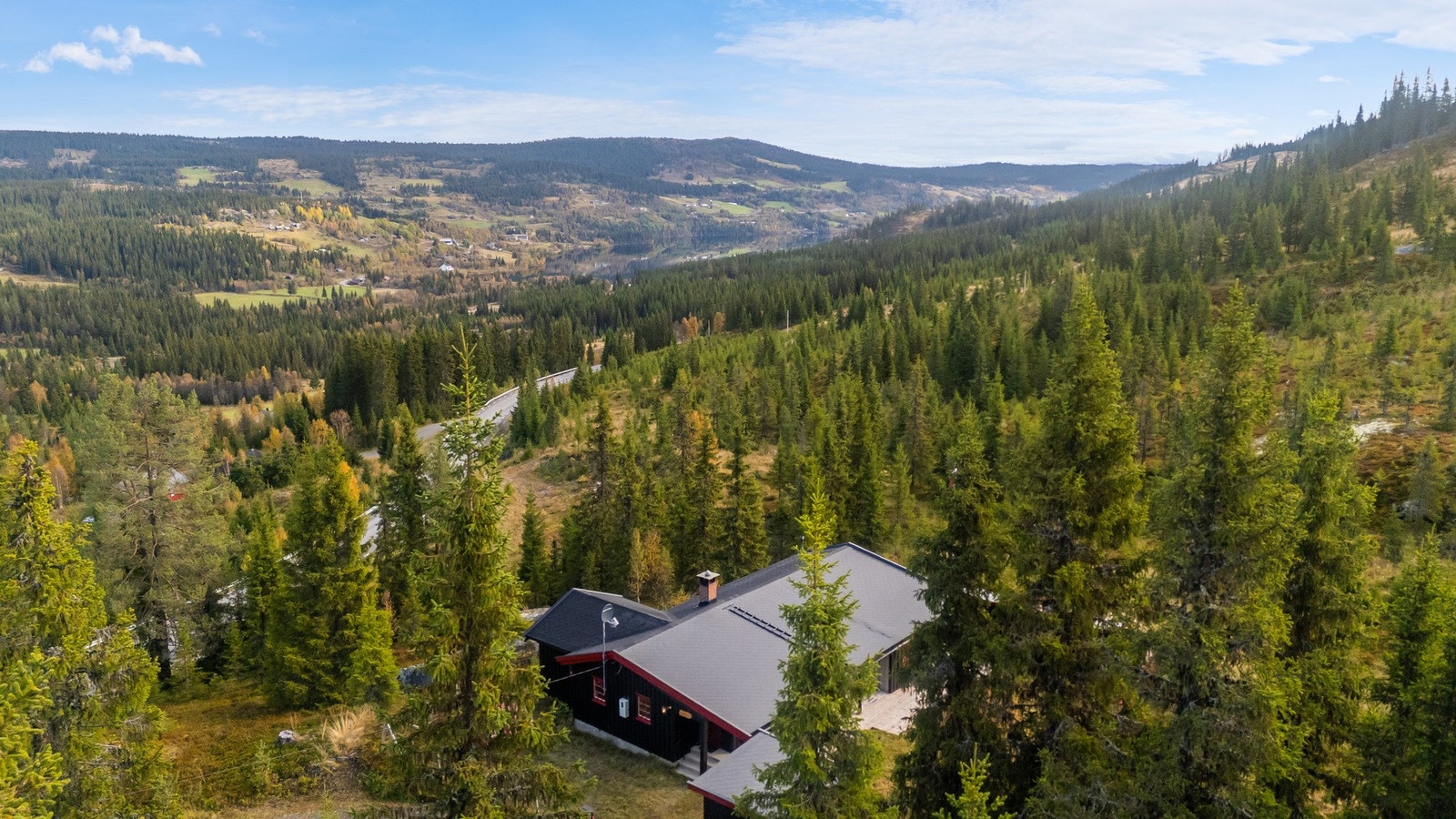 Hytta har fin og usjenert beliggenhet ikke langt fra Kruk i Nord-Aurdal på ca. 790 moh. Galleribilde