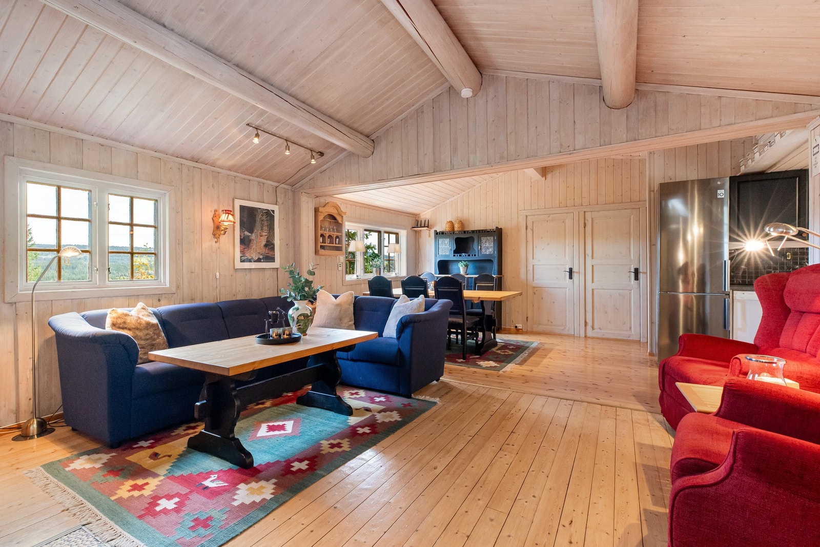 Veggene er kledd med trepanel i lyse, fine toner. Galleribilde