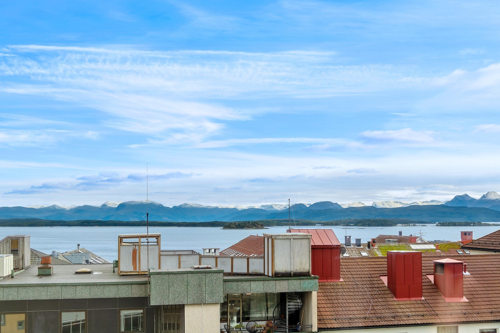Fra leiligheten er det flott utsikt over husetakene på bygårdene mot sør. Galleribilde