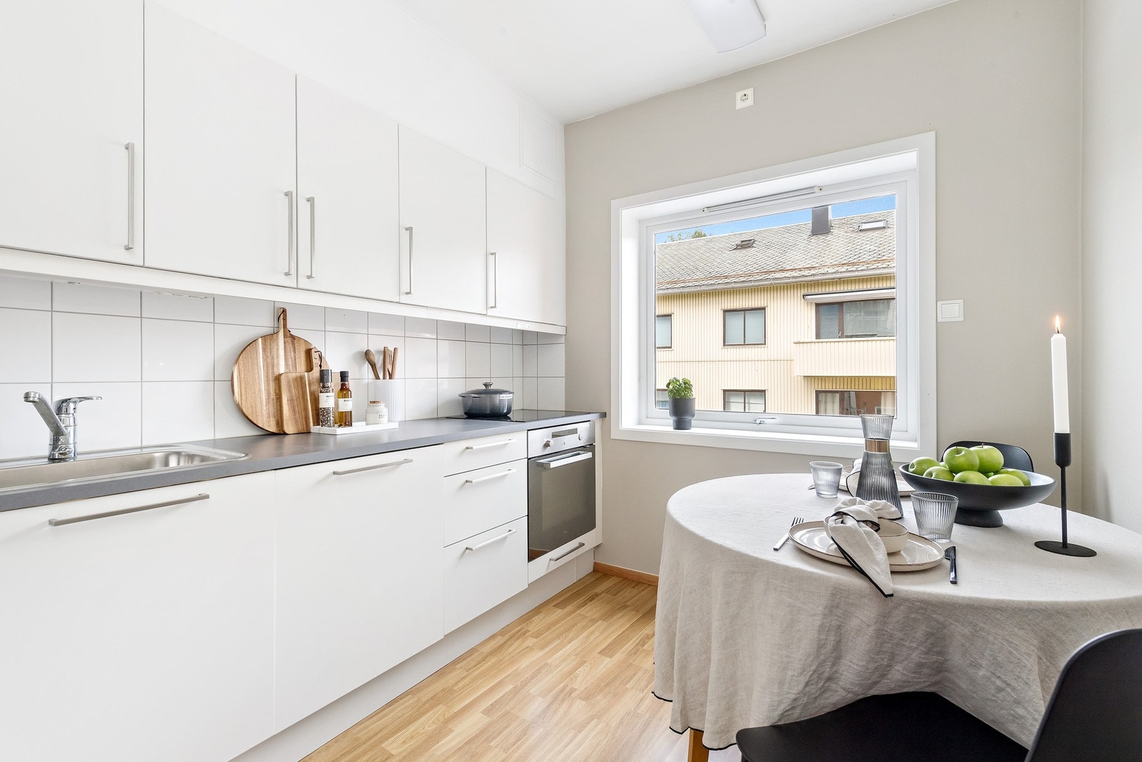 Pent, moderne kjøkken med lyse fronter. Galleribilde