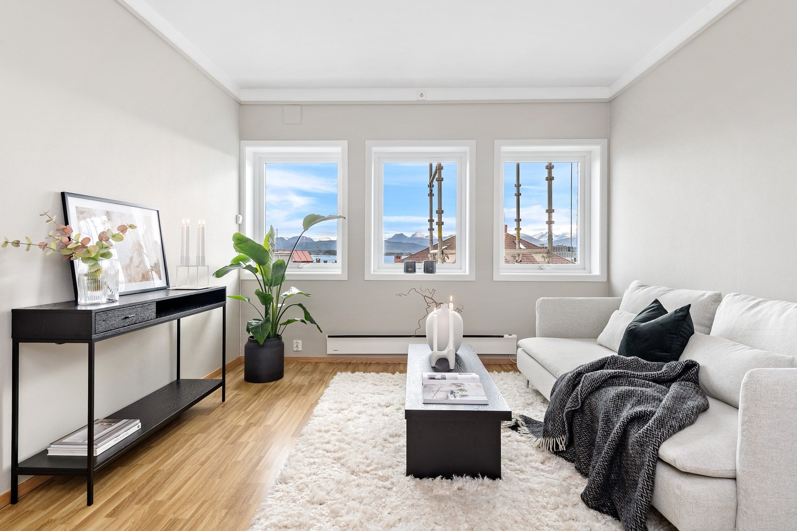 Stuen fremstår som lys med 3 sørvendte vinduer. Galleribilde