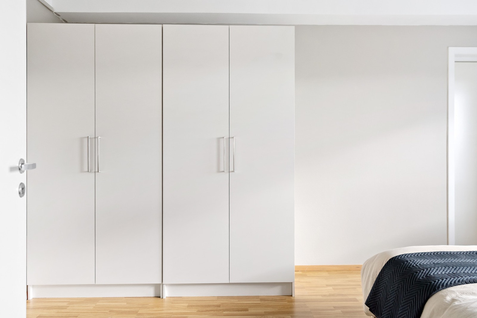 Frittstående garderboskap medfølger. Galleribilde