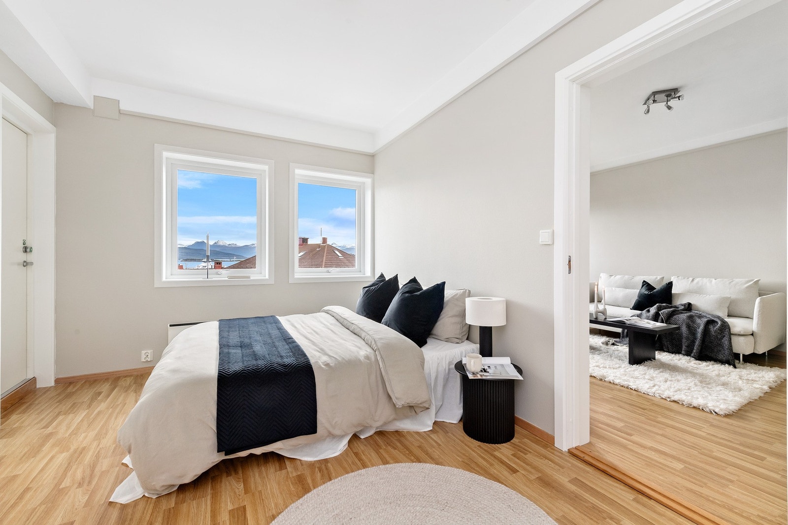 Leiligheten har et generøst soverom. Galleribilde