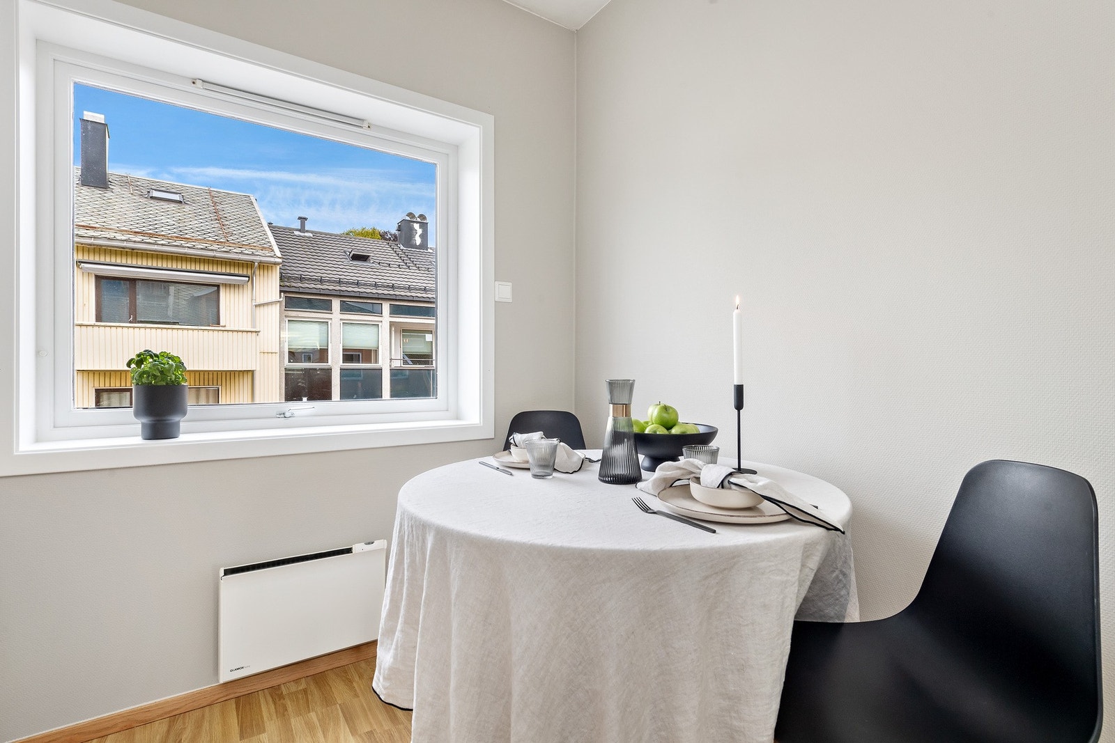 Det er plass til spisegruppe på kjøkkenet. Galleribilde