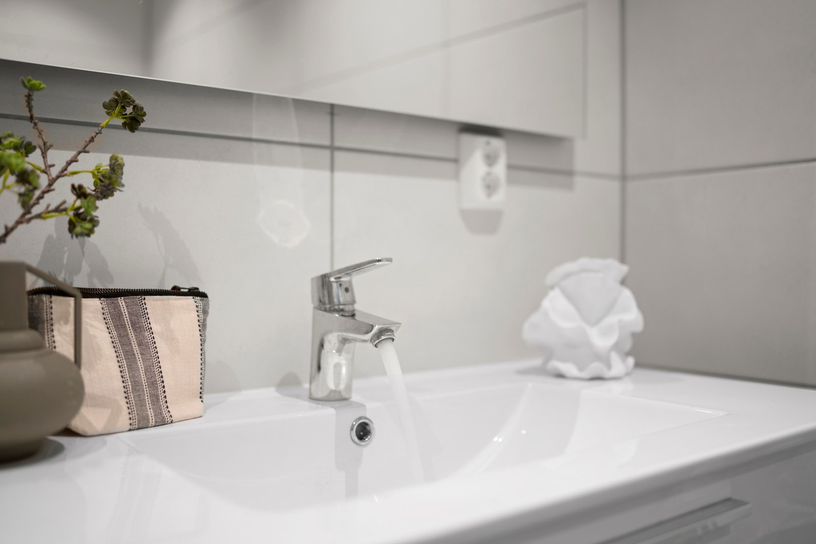 Rommet har innredning med nedfelt servant, veggmontert toalett, dusjvegger/hjørne og opplegg for vaskemaskin. Galleribilde