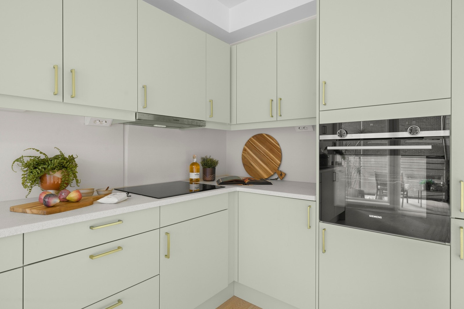 Kjøkkenet har innredning med glatte fronter. Benkeplaten er av laminat. Galleribilde