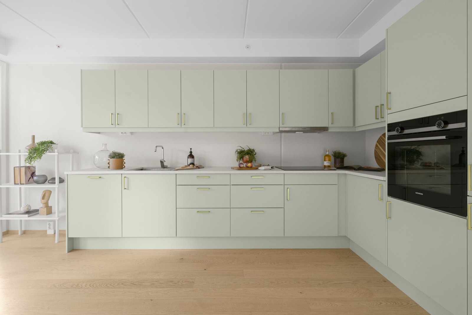 Det er kjøl/fryseskap, oppvaskmaskin, komfyr, induksjonstopp, vannstoppsystem og komfyrvakt. Galleribilde