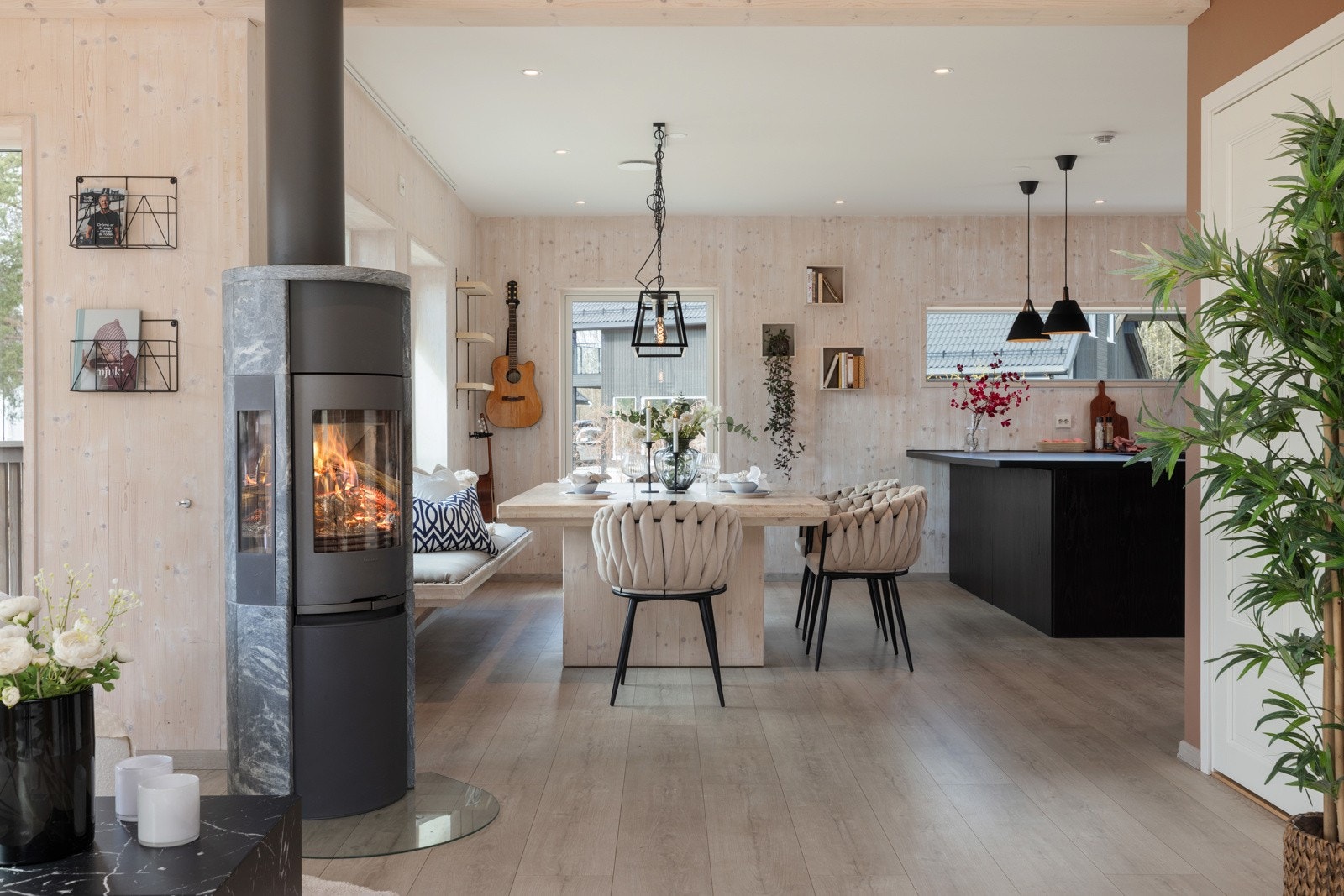 tilknytning til stuen ligger spiseområdet, hvor en plassbygd benk og tilpasset spisebord gir en gjennomført og helhetlig stil. Galleribilde