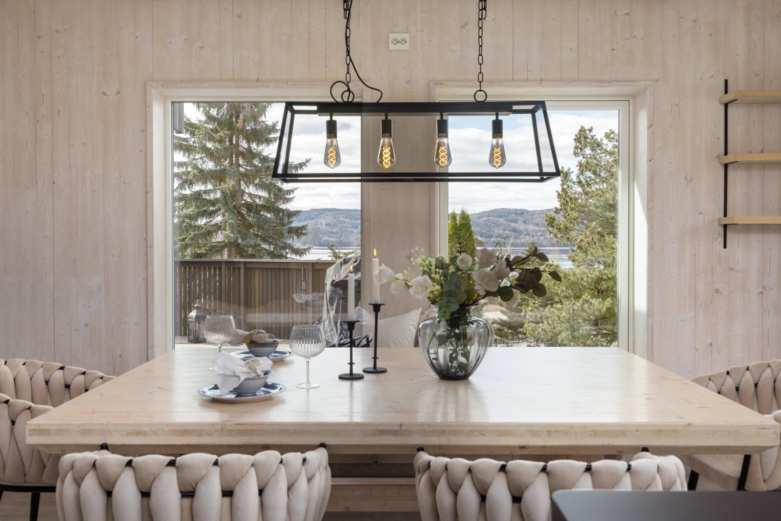 Her kan du nyte måltidene med flott utsikt takket være de store vindusflatene. Galleribilde