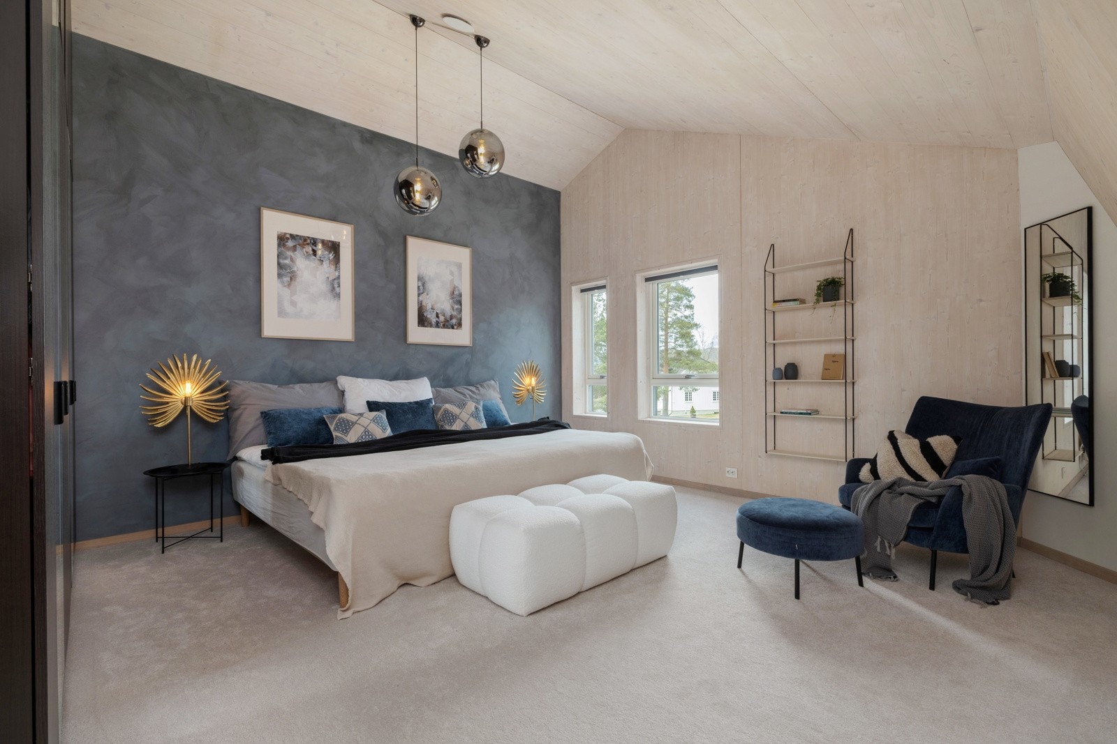 Hovedsoverommet er stort og innbydende med teppe på gulvet og moderne fargevalg. Galleribilde