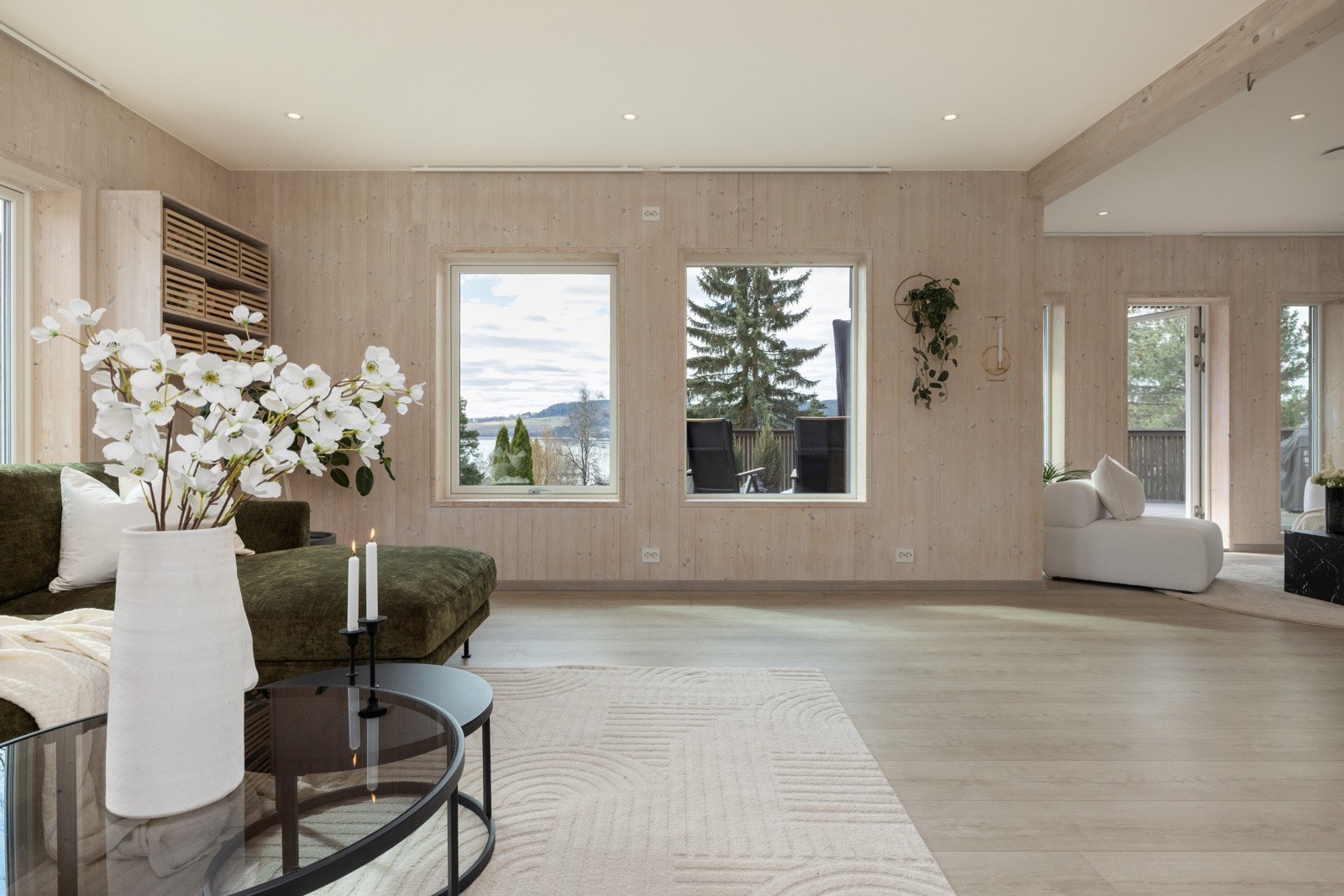 Stor og stilfull stue med utallige møbleringsmuligheter. Galleribilde