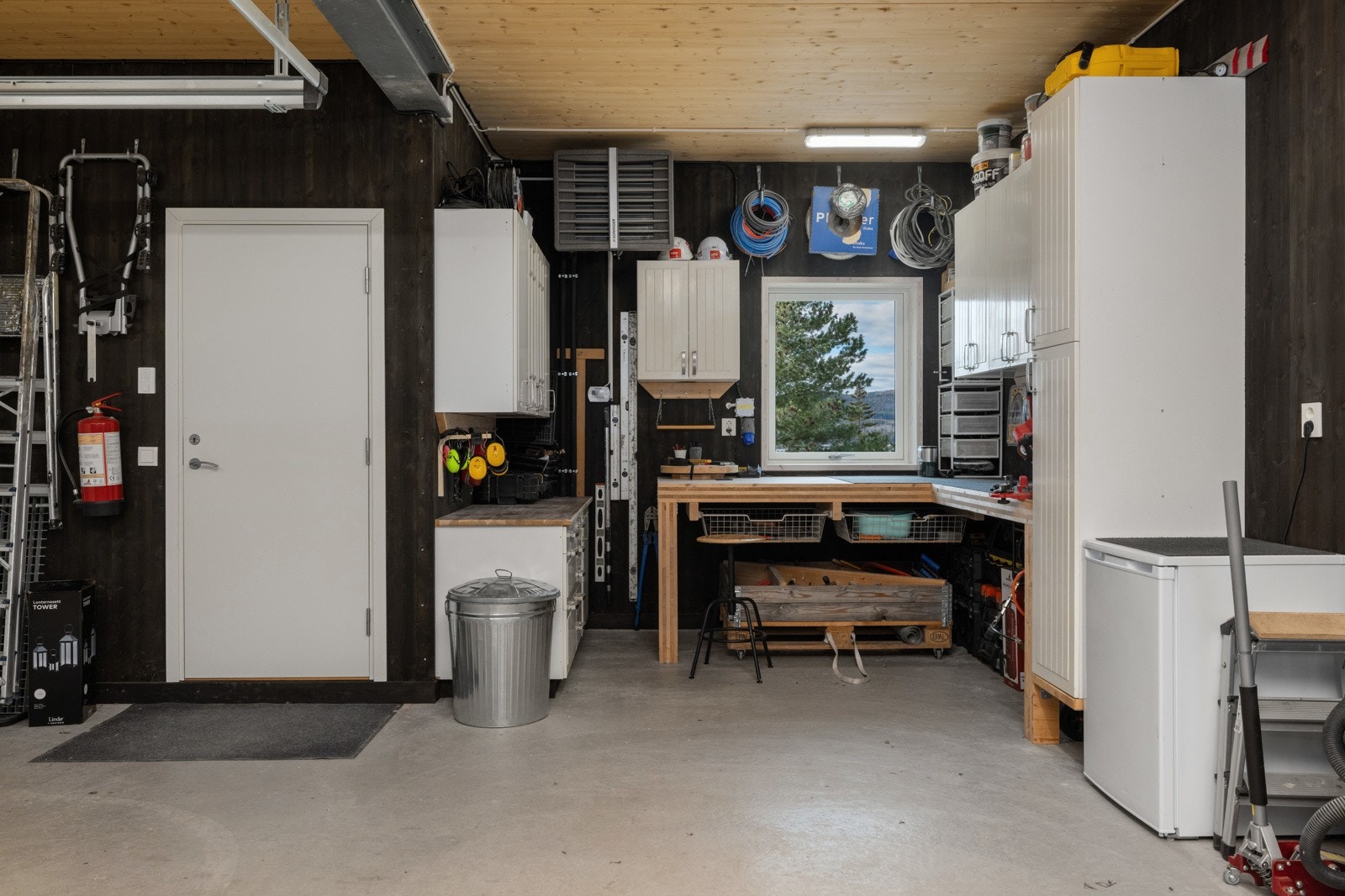 God plass og tilrettelagt for den hendige ? enten du er hobbymekaniker, håndverker eller bare ønsker et godt verkstedrom med fleksible muligheter. Galleribilde