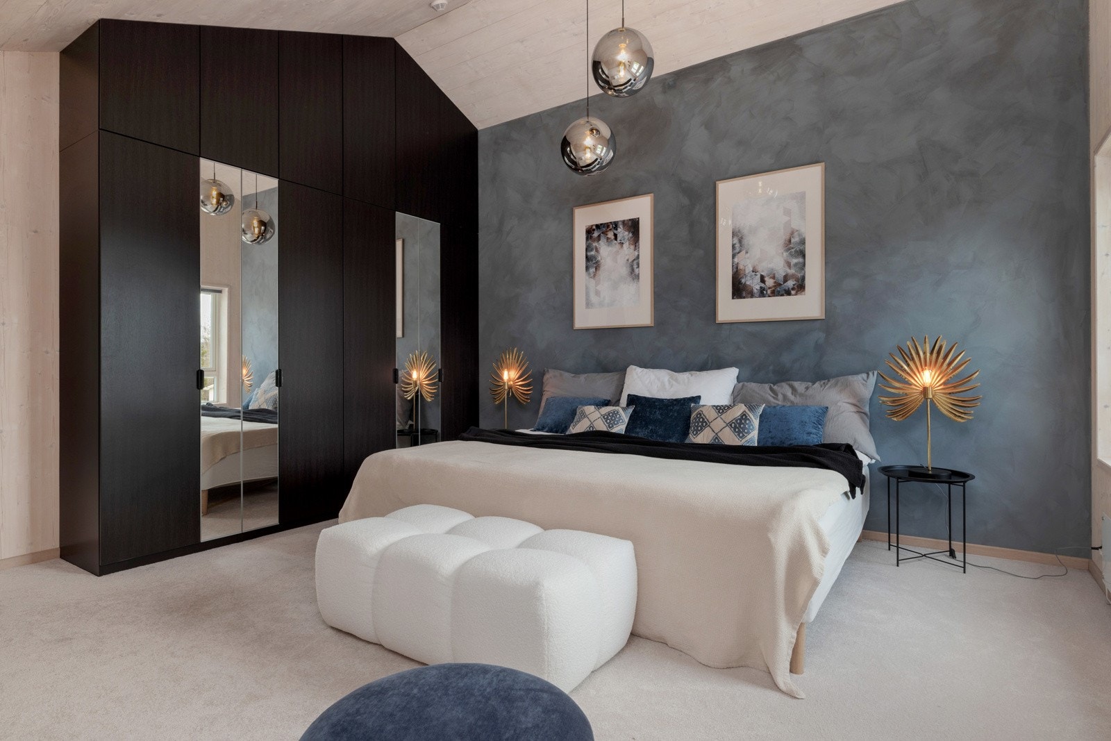 Rommet har også en plassbygd garderobe med speil. Galleribilde