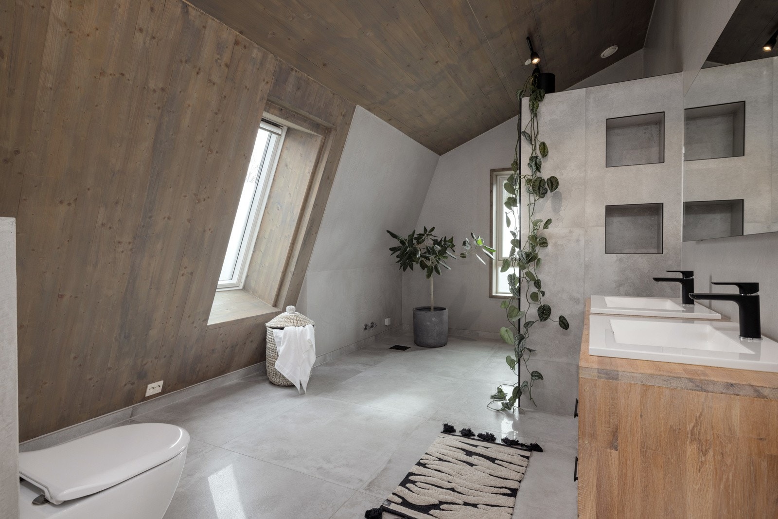 Rommet byr videre på dobbelvask med tilhørende underskap, vegghengt toalett, og har opplegg for badekar dersom dette er ønskelig. Galleribilde