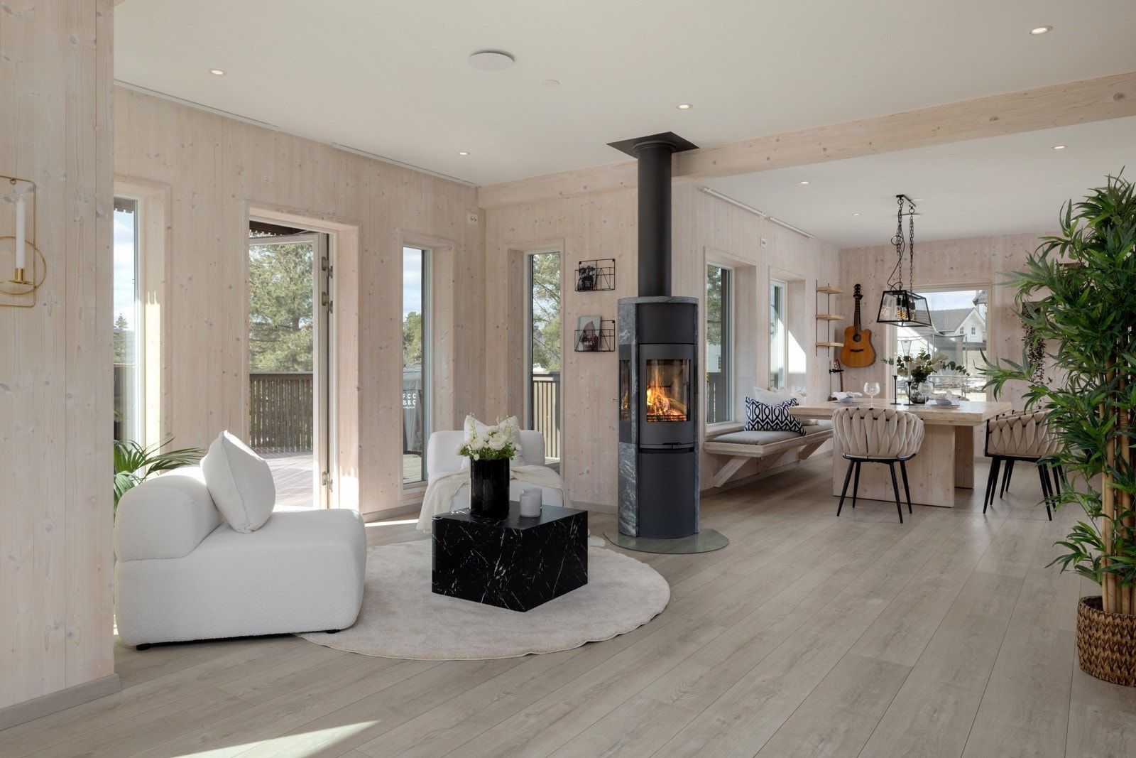 Store vindusflater slipper inn rikelig med lys og gir rommet en luftig og eksklusiv atmosfære. Galleribilde